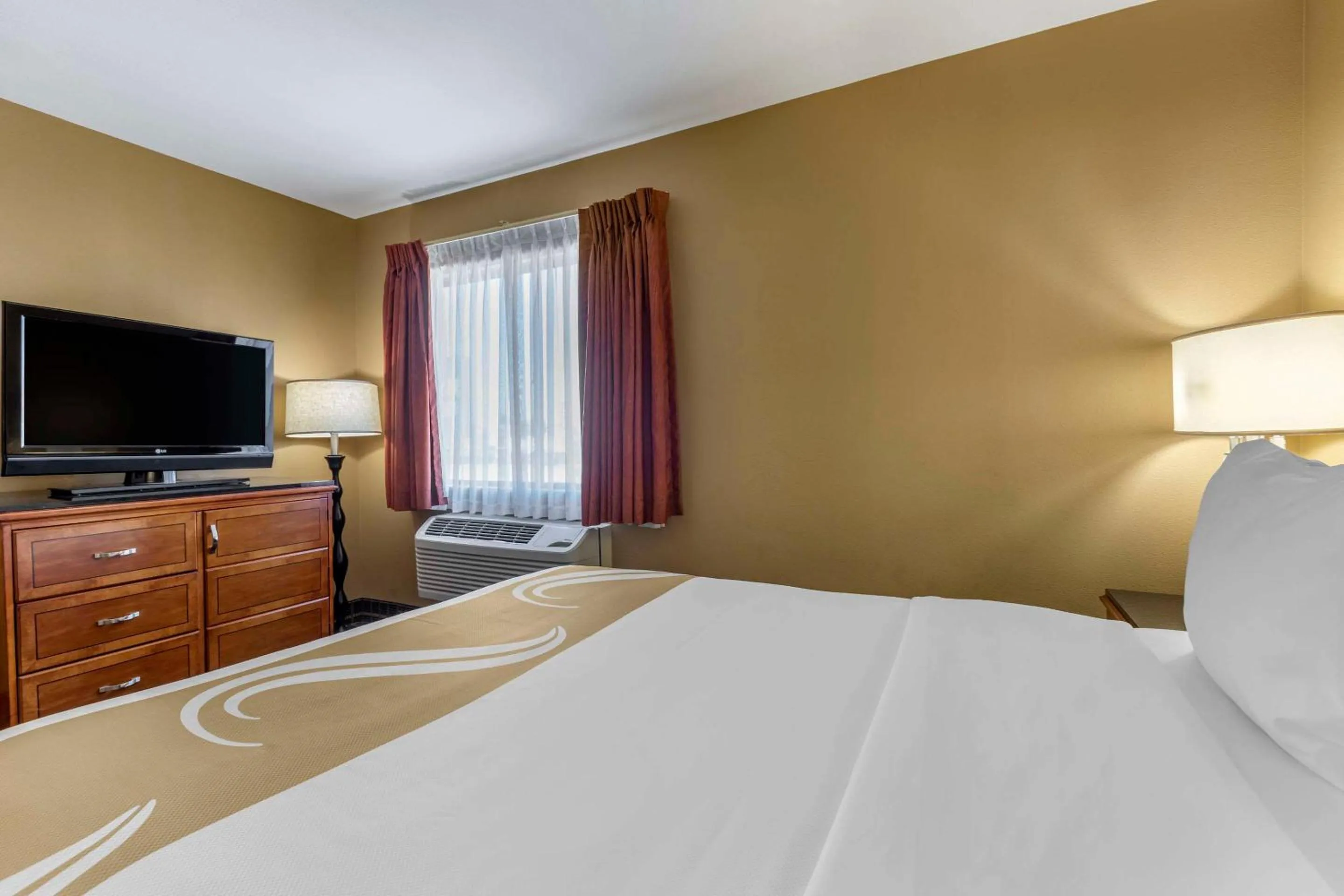 Bedroom, Bed in Quality Inn & Suites Westminster Seal Beach