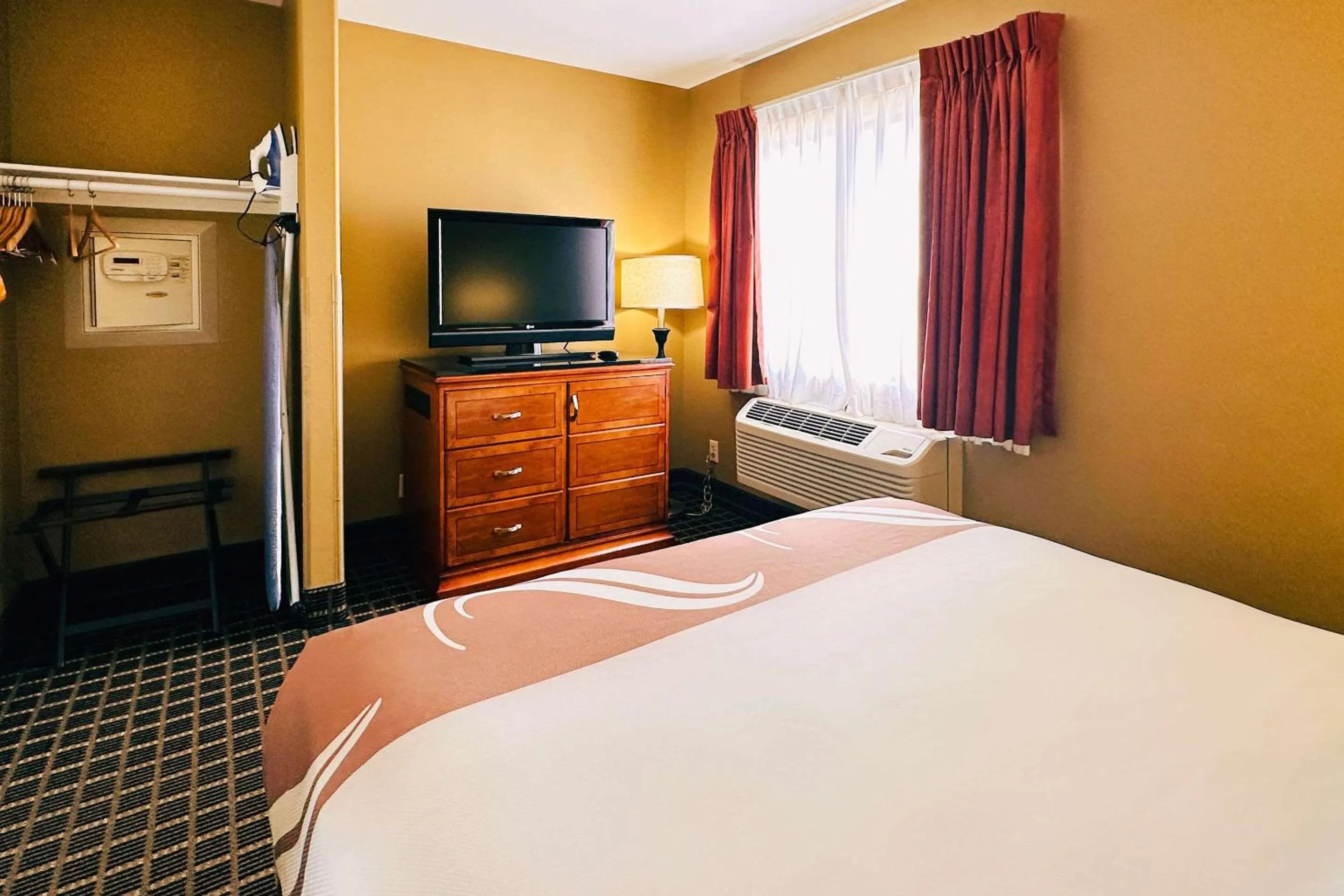 Bedroom, Bed in Quality Inn & Suites Westminster Seal Beach