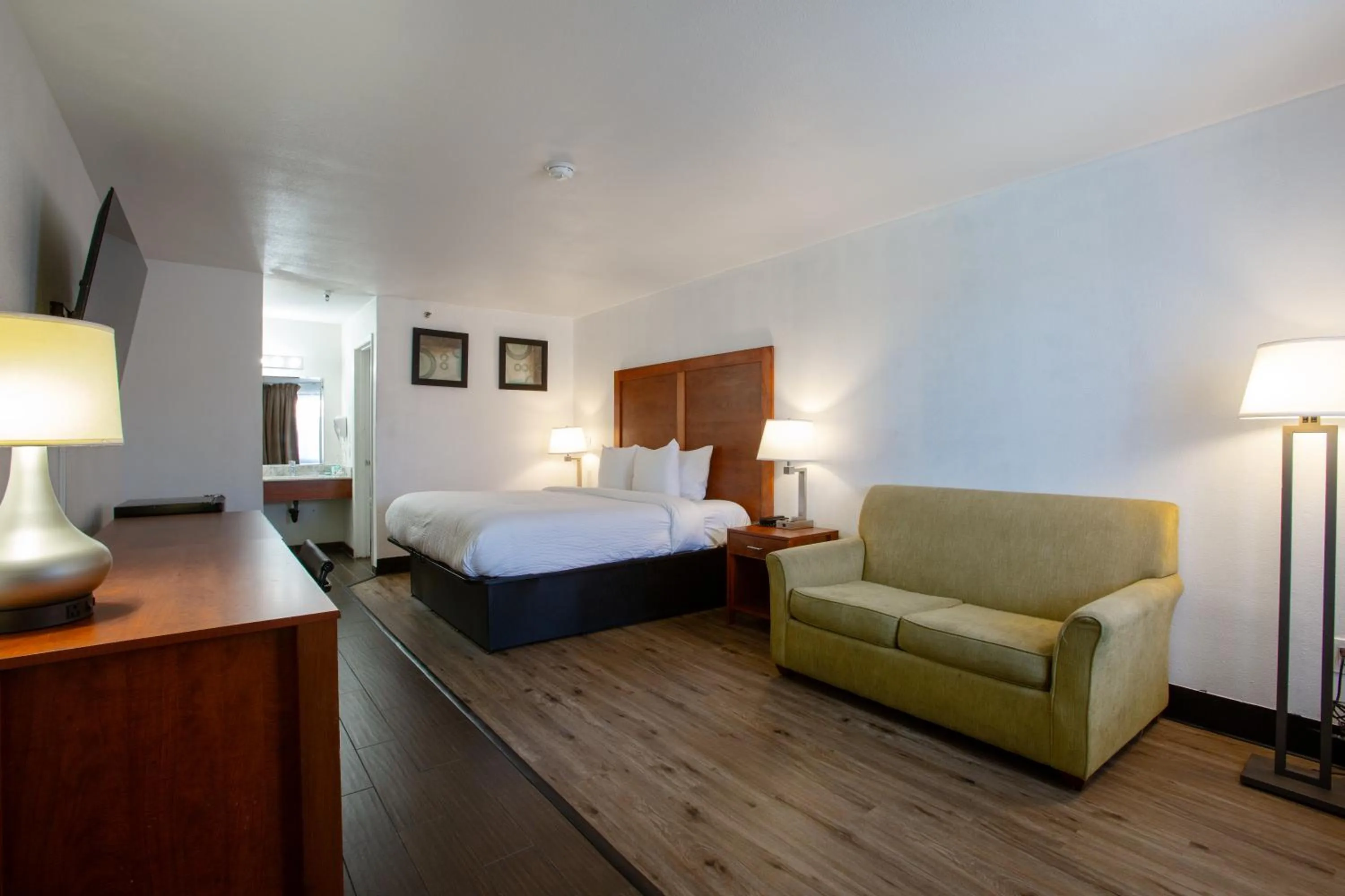 Bedroom, Bed in The Hotel Serene Glendale Peoria, Surestay Collection by Best Western