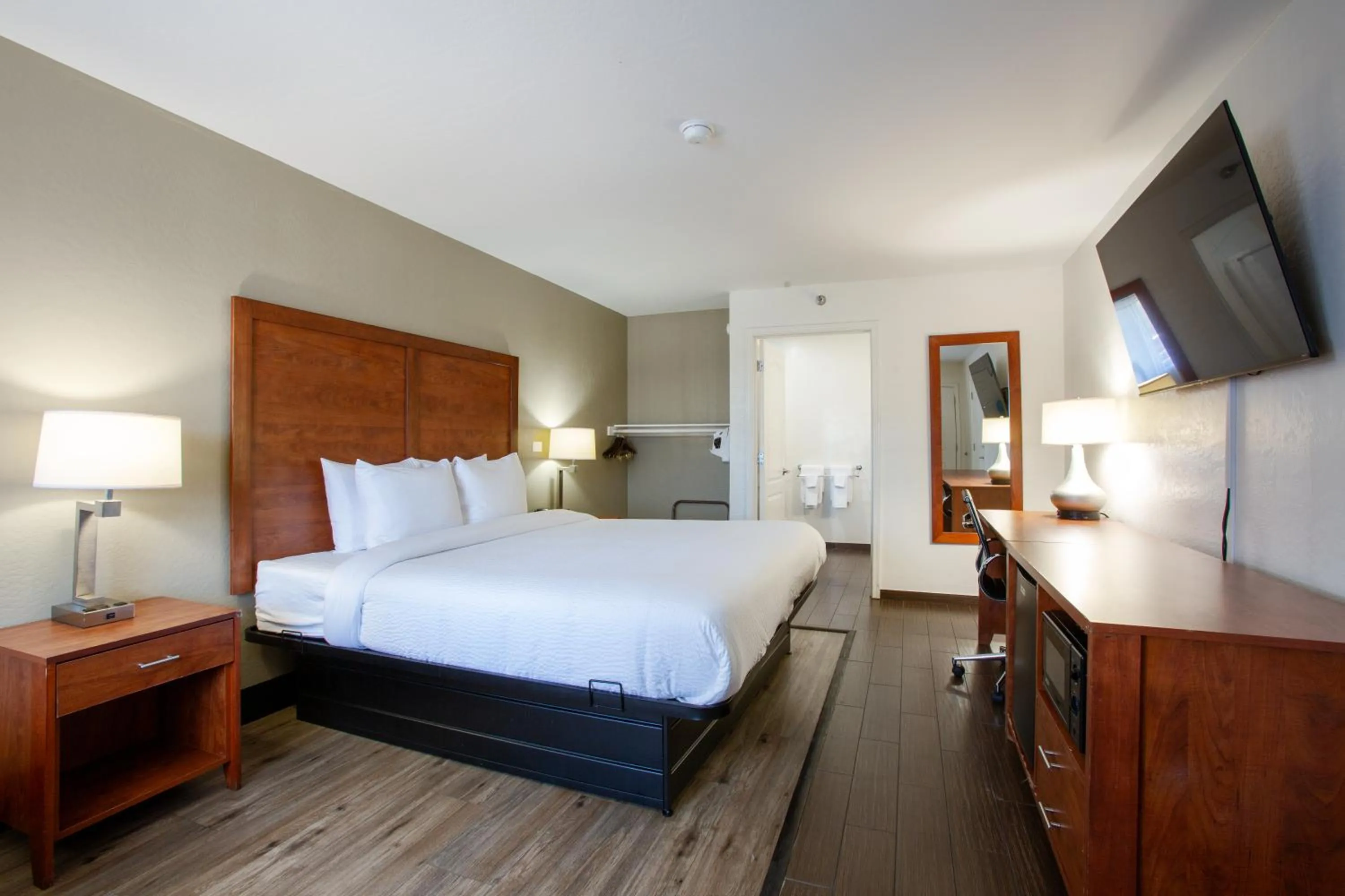 Bedroom, Bed in The Hotel Serene Glendale Peoria, Surestay Collection by Best Western