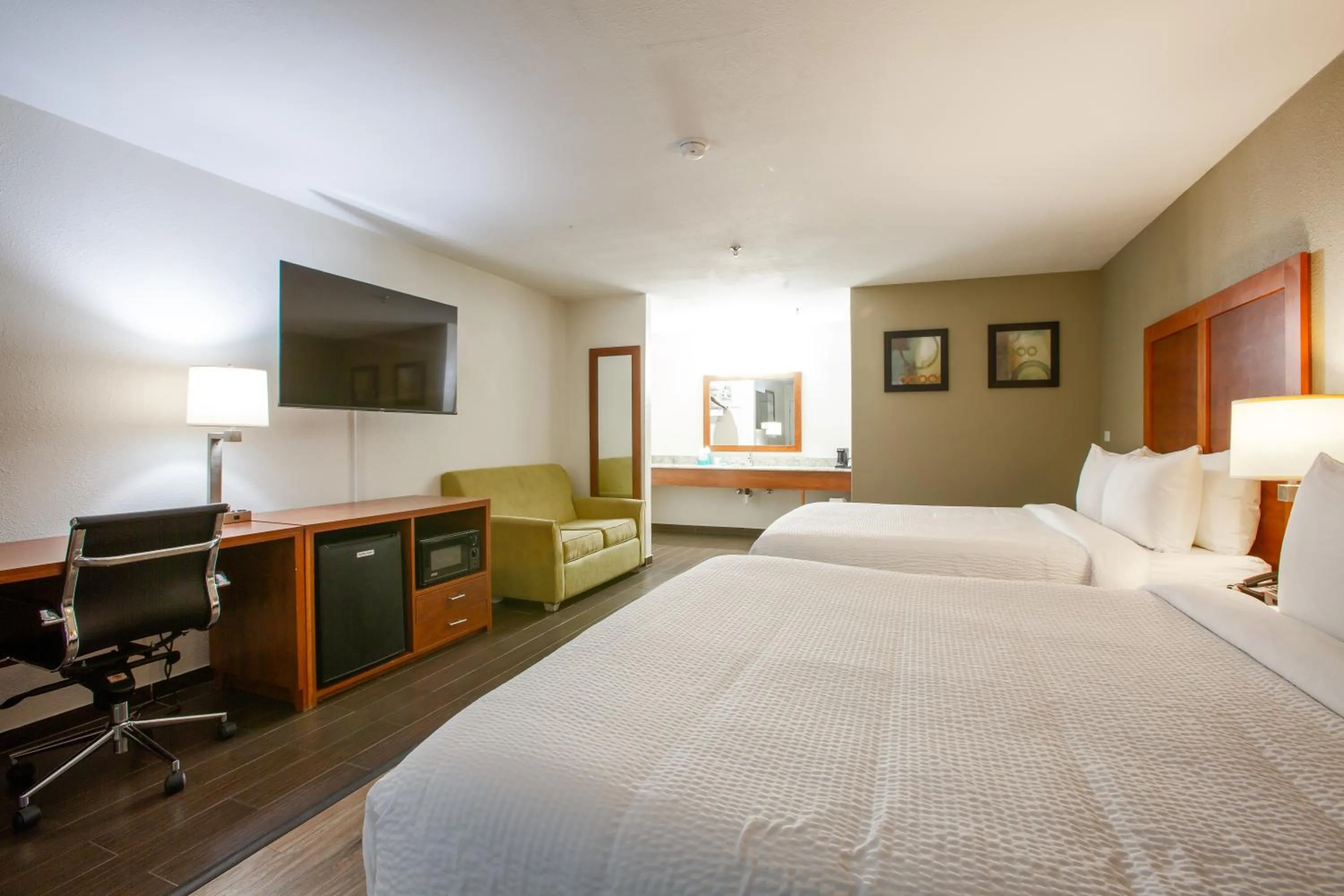 Bedroom, Bed in The Hotel Serene Glendale Peoria, Surestay Collection by Best Western