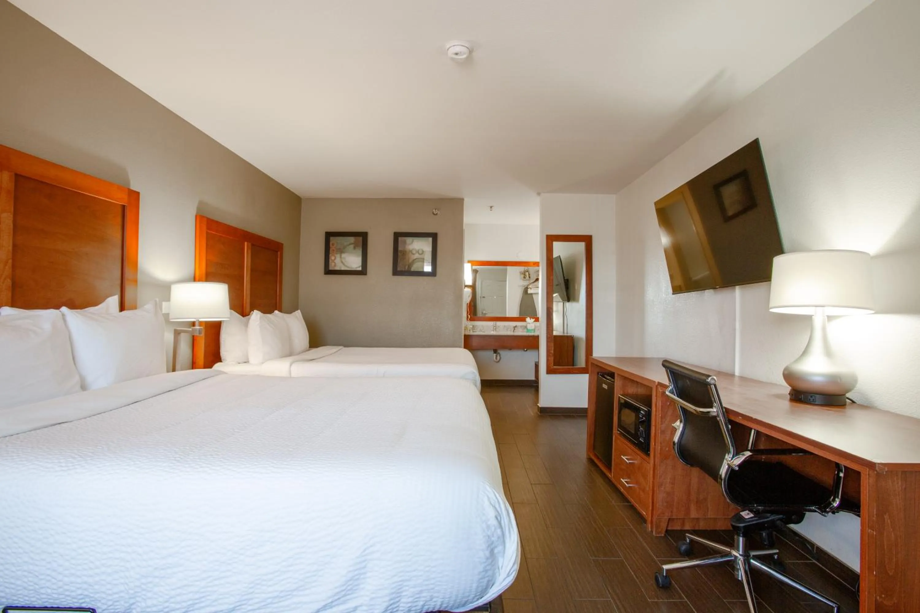 Bedroom, Bed in The Hotel Serene Glendale Peoria, Surestay Collection by Best Western