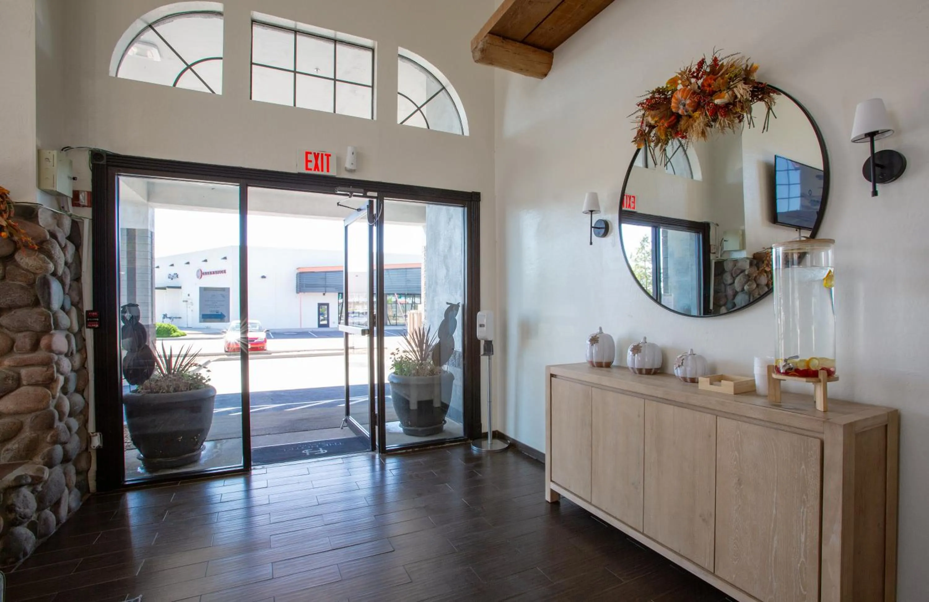 Lobby or reception in The Hotel Serene Glendale Peoria, Surestay Collection by Best Western