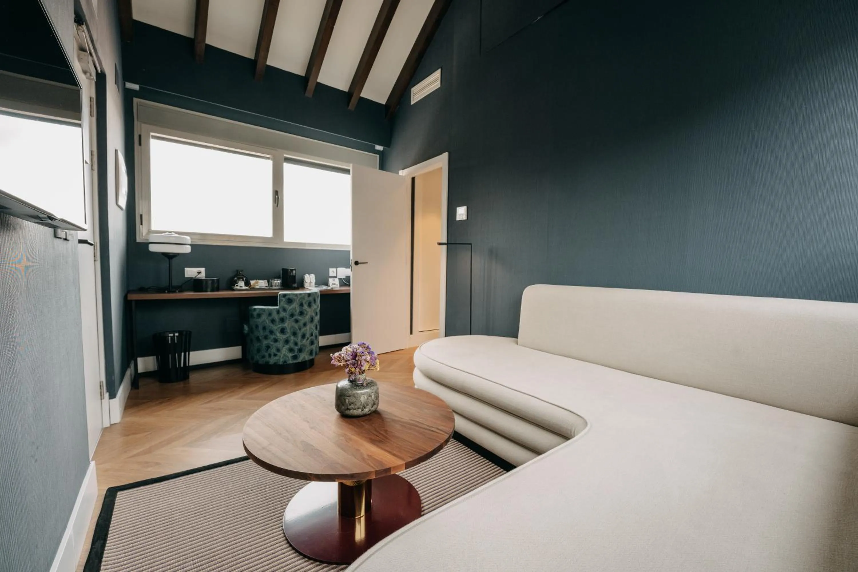 Seating area, Bed in Soho Boutique Colón