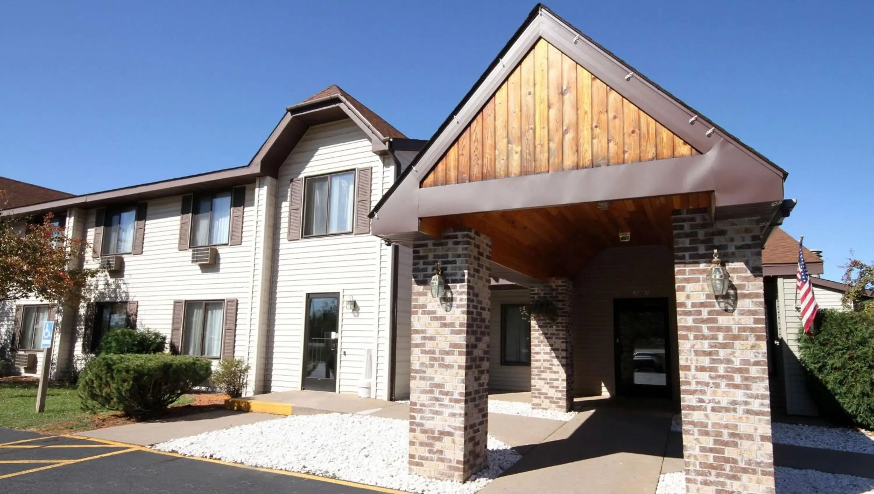 Property building in Magnuson Hotel Country Inn Property building in Magnuson Hotel Country Inn