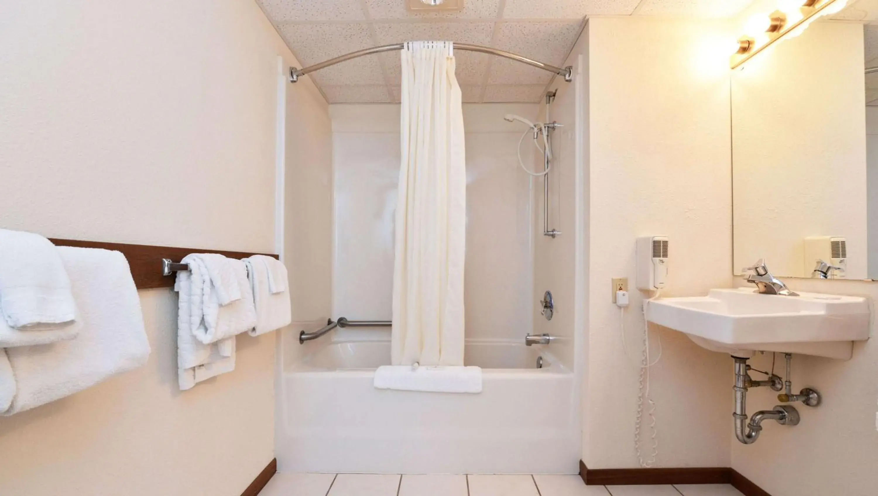 Queen Room - Disability Access in Travelodge by Wyndham Ishpeming/Marquette Queen Room - Disability Access in Travelodge by Wyndham Ishpeming/Marquette
