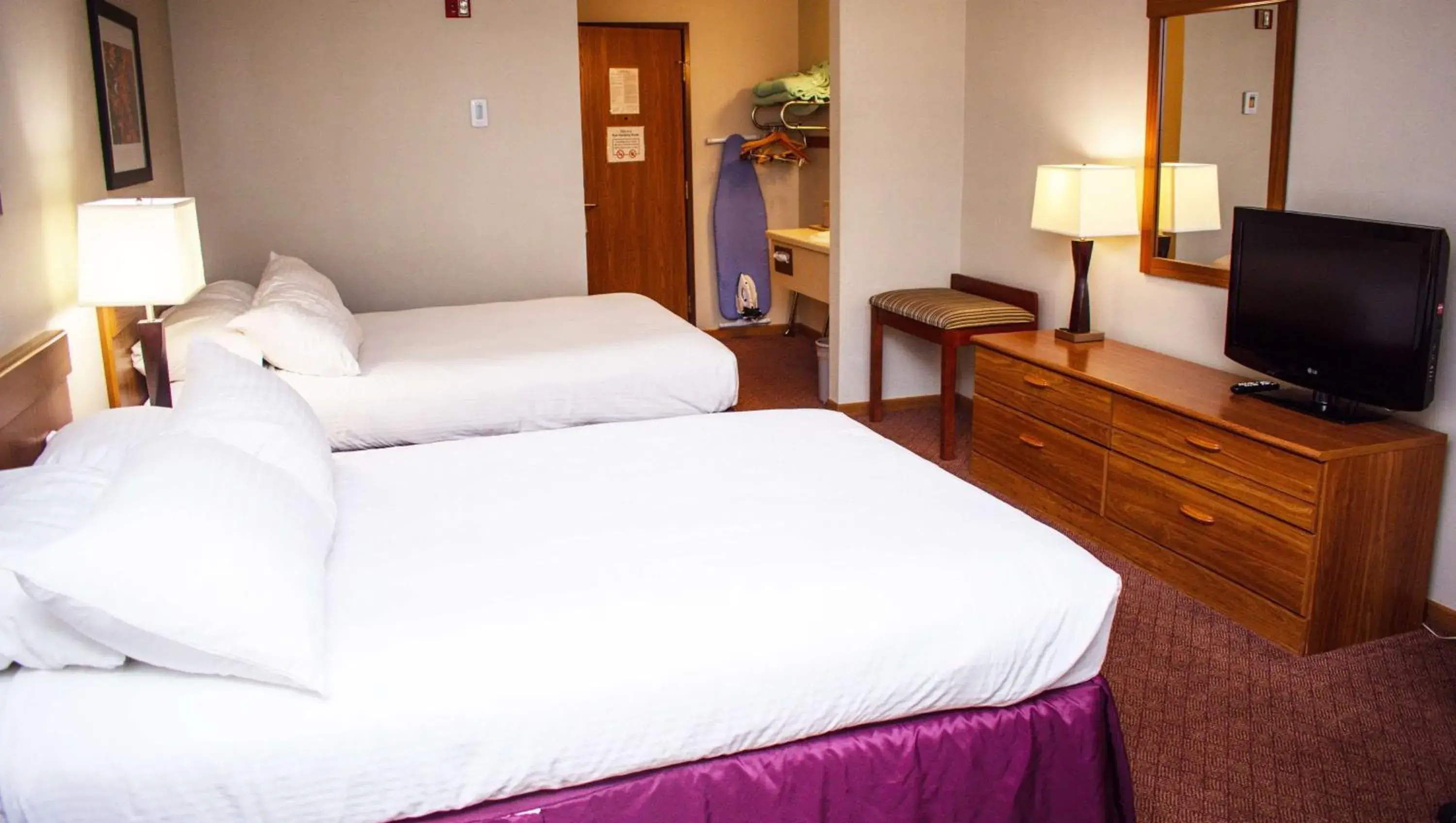 Two Double Beds, Non-Smoking (Non Pet-Friendly) in Magnuson Hotel Country Inn Two Double Beds, Non-Smoking (Non Pet-Friendly) in Magnuson Hotel Country Inn