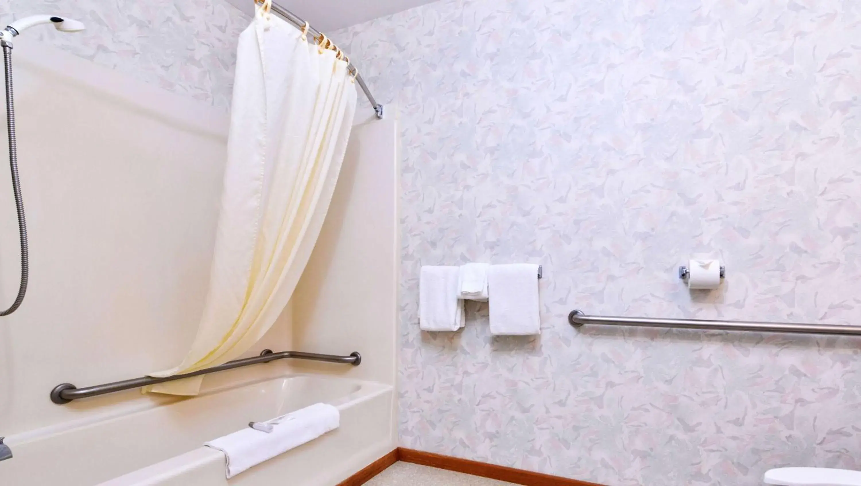 Queen Room - Disability Access in Travelodge by Wyndham Ishpeming/Marquette Queen Room - Disability Access in Travelodge by Wyndham Ishpeming/Marquette