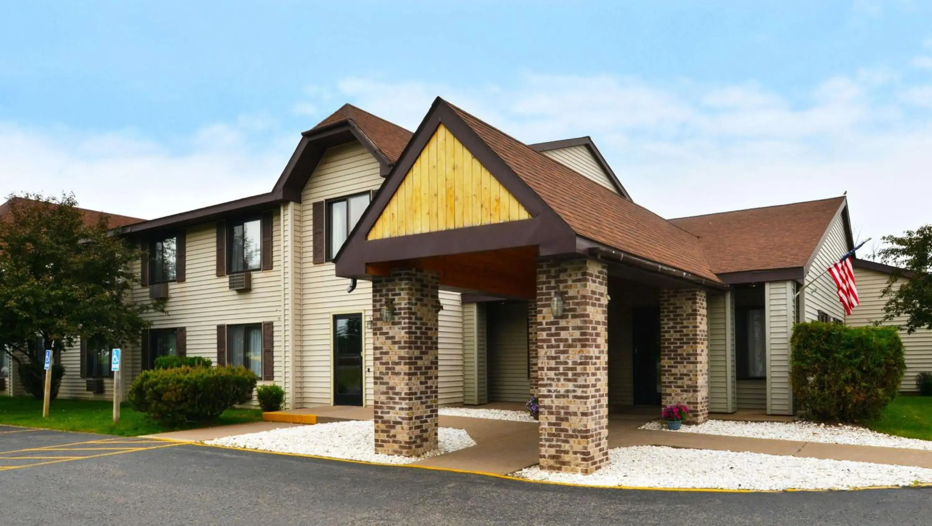 Property building in Magnuson Hotel Country Inn Property building in Magnuson Hotel Country Inn