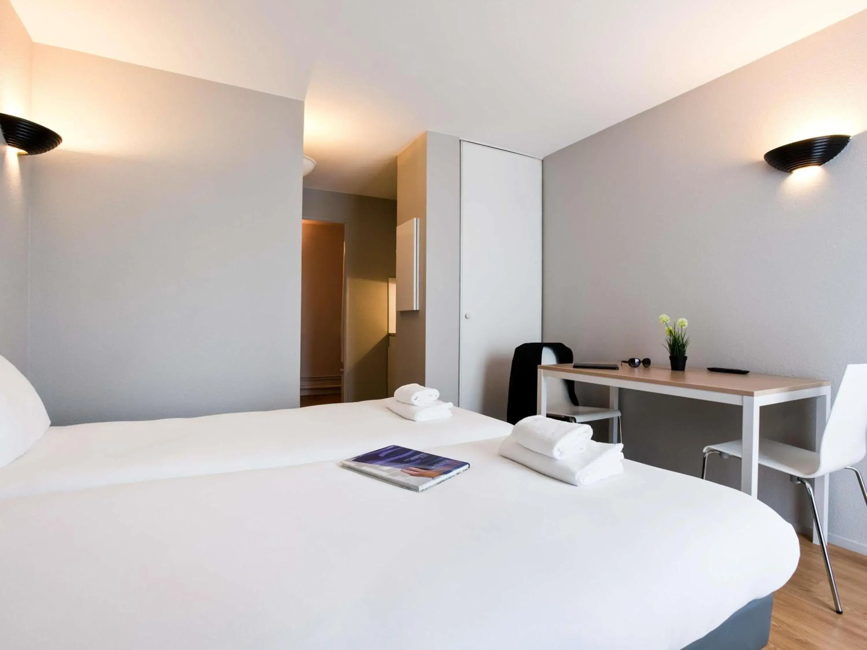 Property building, Bed in Aparthotel Adagio Access Paris Maisons-Alfort Property building, Bed in Aparthotel Adagio Access Paris Maisons-Alfort