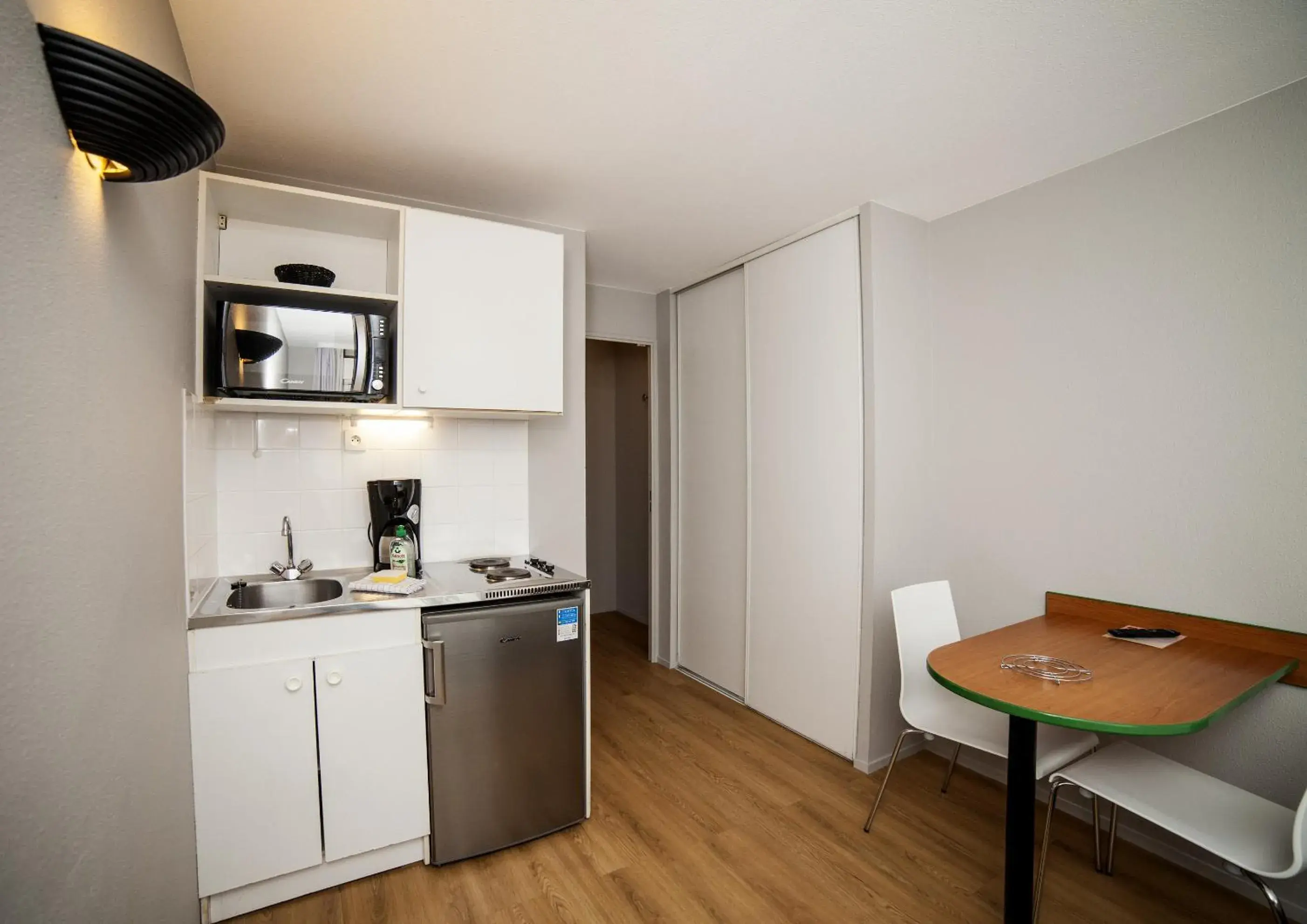 Kitchen or kitchenette in Aparthotel Adagio Access Paris Maisons-Alfort Kitchen or kitchenette in Aparthotel Adagio Access Paris Maisons-Alfort