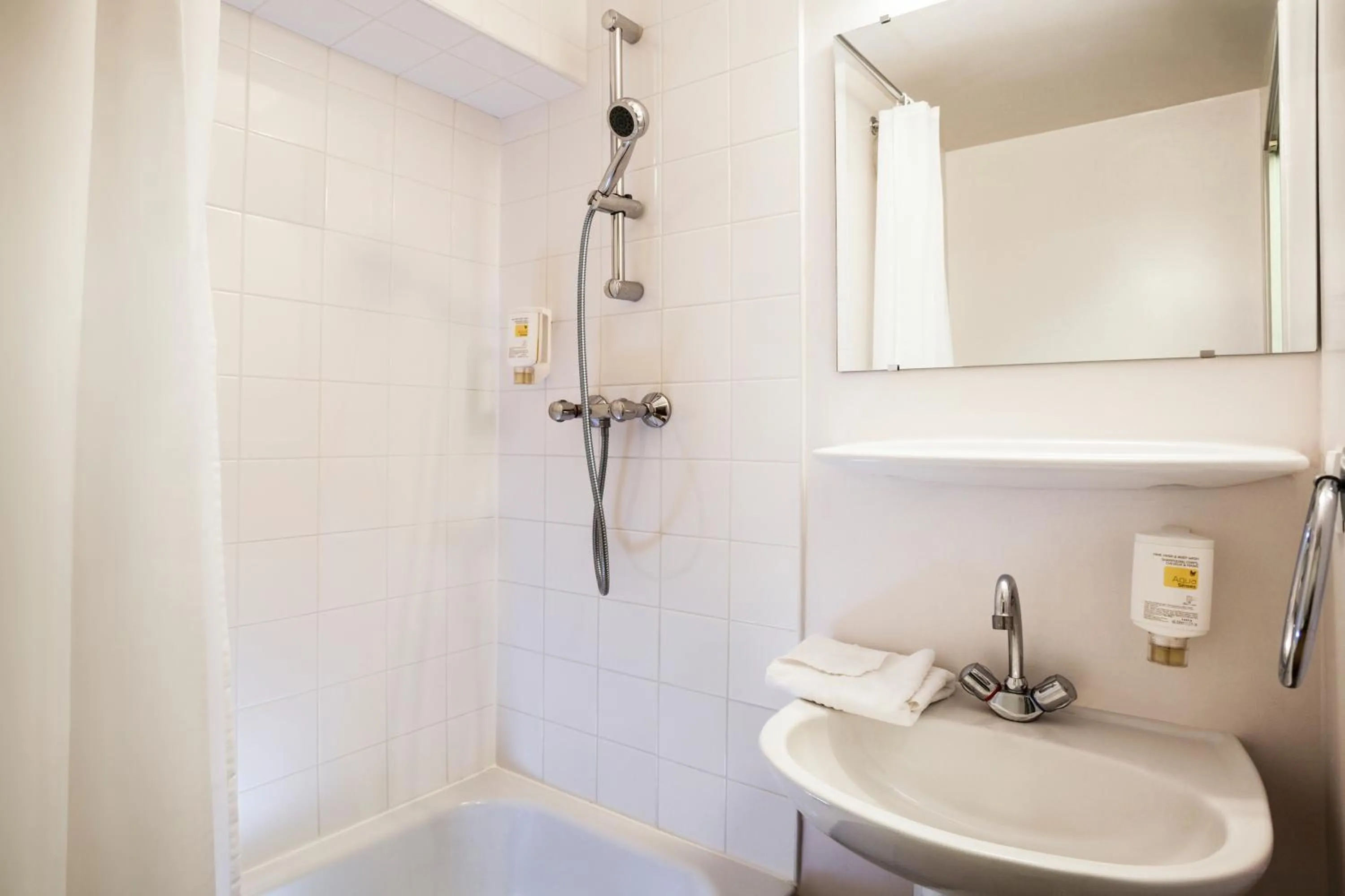Bathroom in Aparthotel Adagio Access Paris Maisons-Alfort