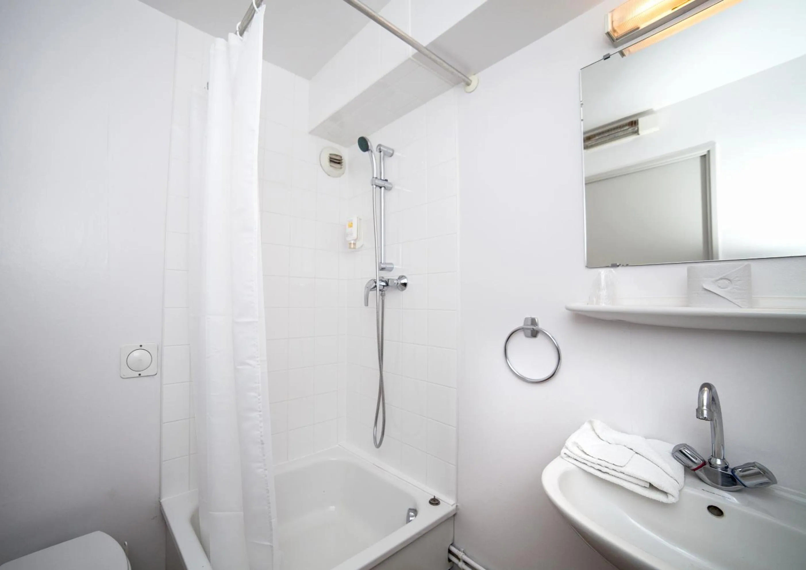 Bathroom in Aparthotel Adagio Access Paris Maisons-Alfort