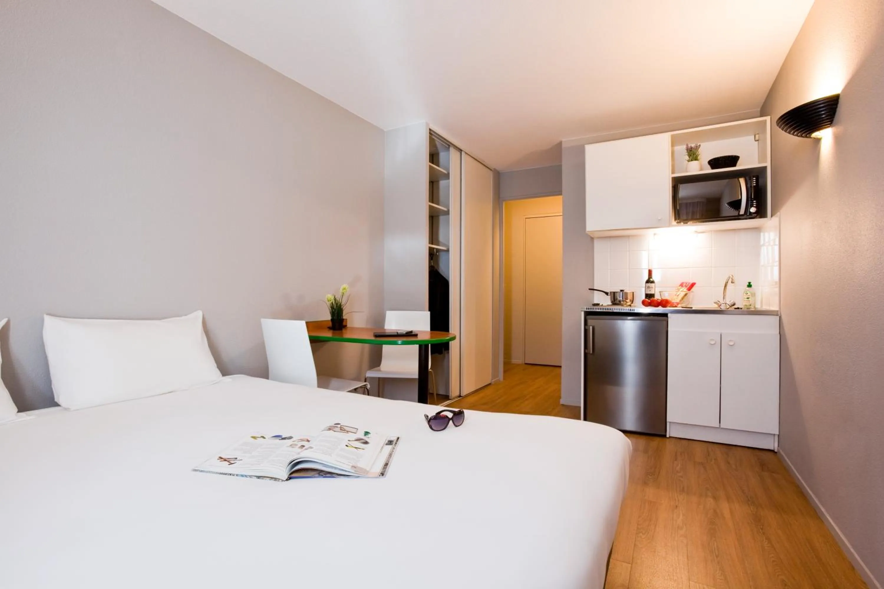 Kitchen or kitchenette, Bed in Aparthotel Adagio Access Paris Maisons-Alfort