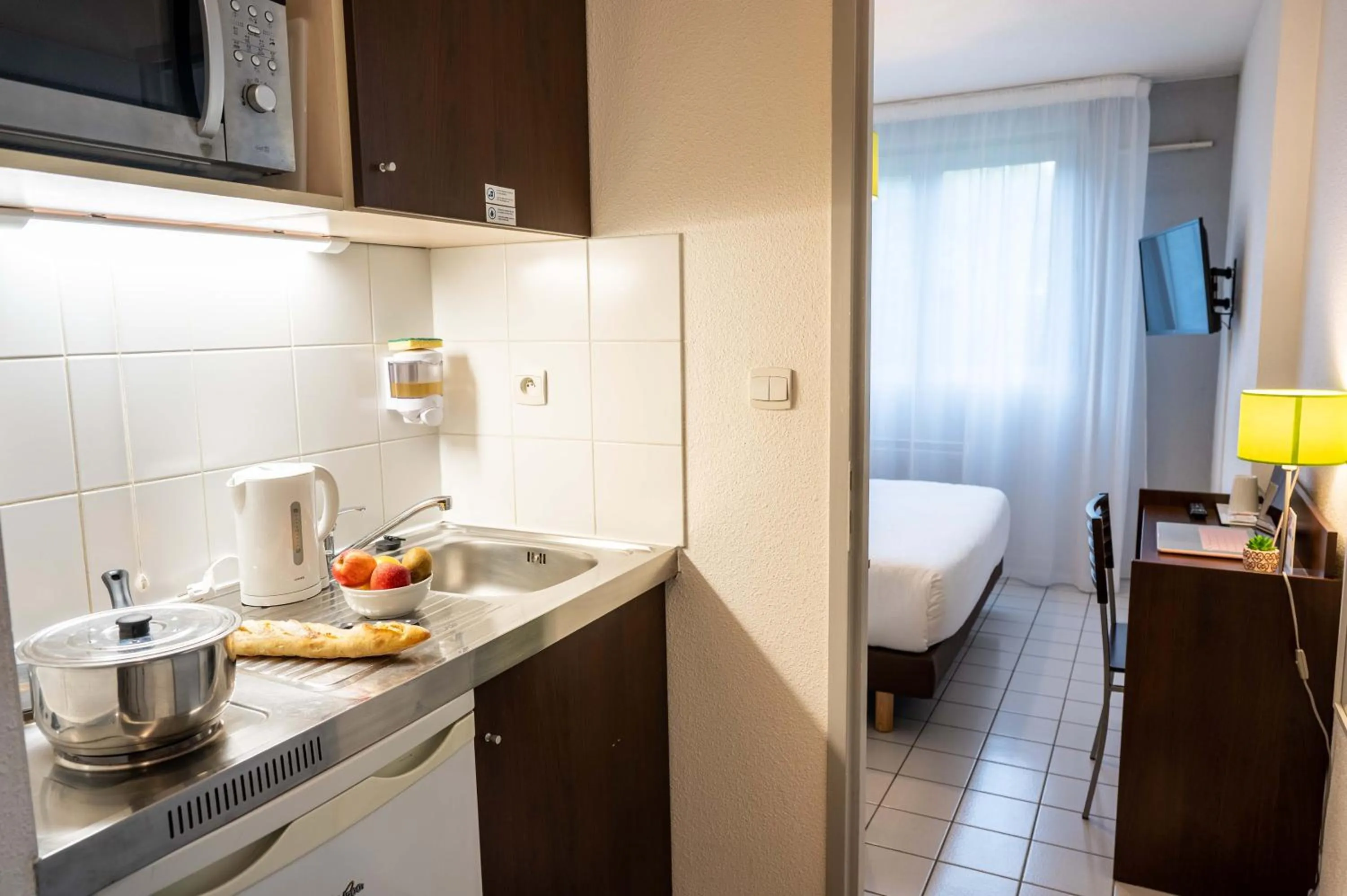 Kitchen or kitchenette, Bed in Comfort Aparthotel Besancon La City
