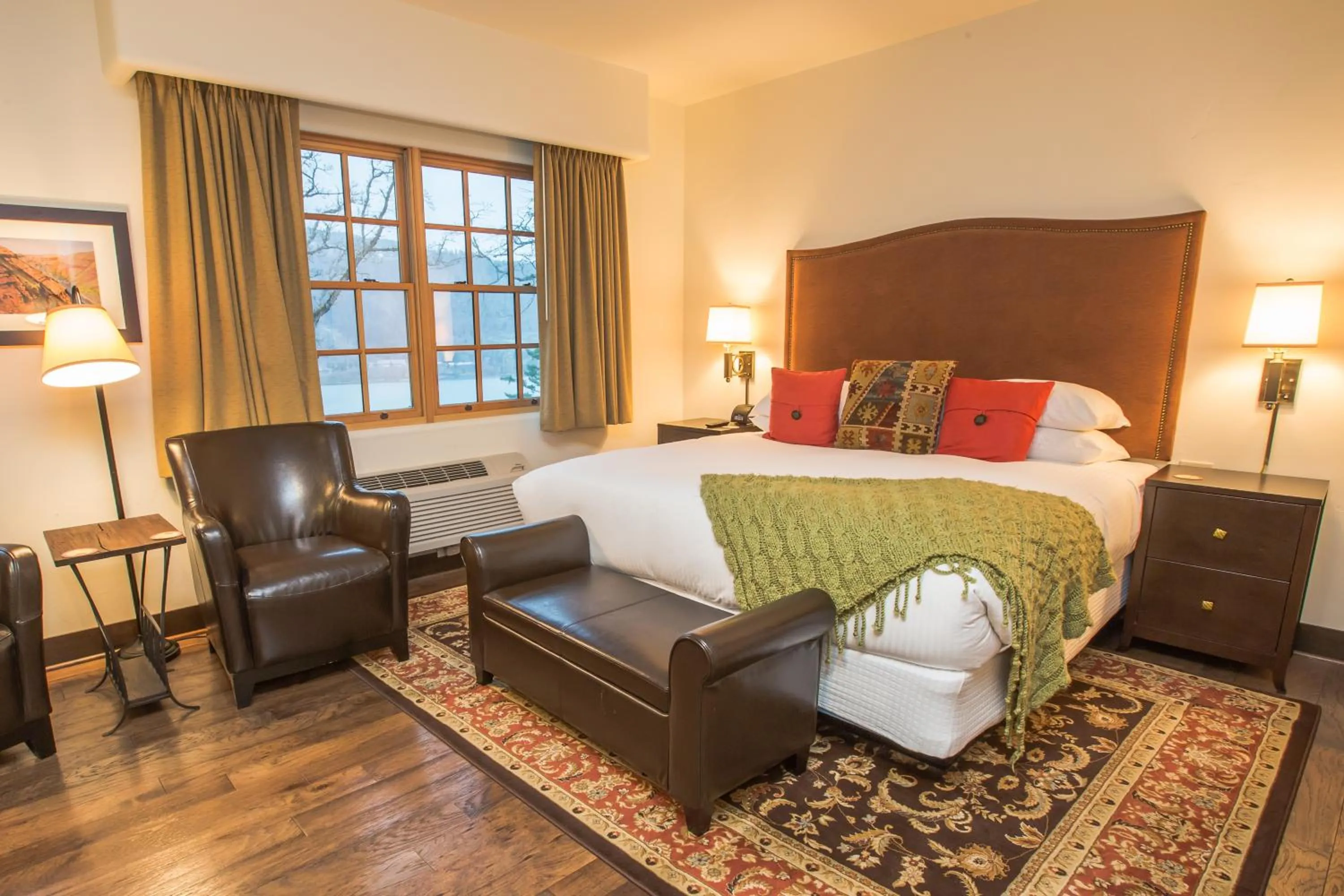 Photo of the whole room, Bed in Columbia Cliff Villas