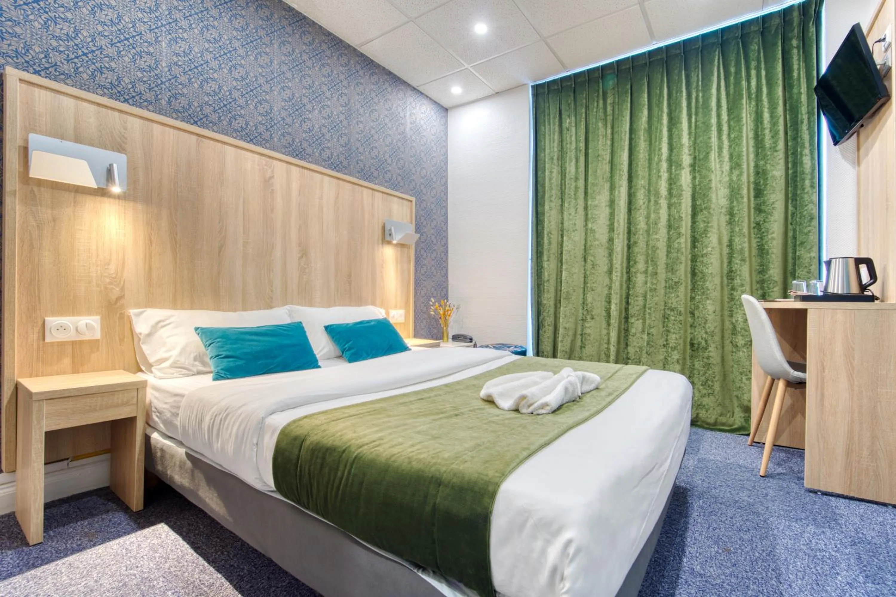 Bed in Hôtel Escurial - Centre Gare