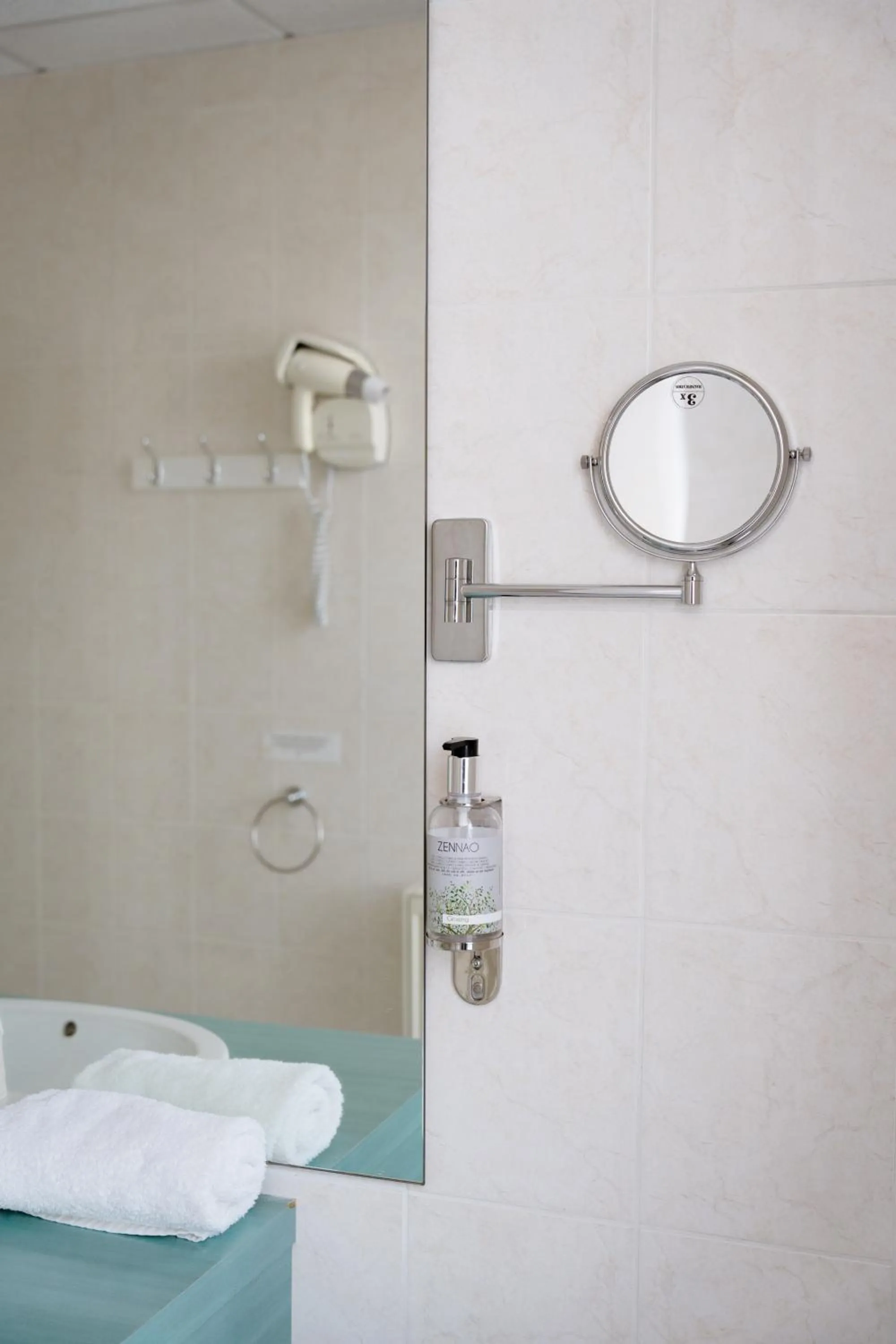 Bathroom in Hôtel Escurial - Centre Gare