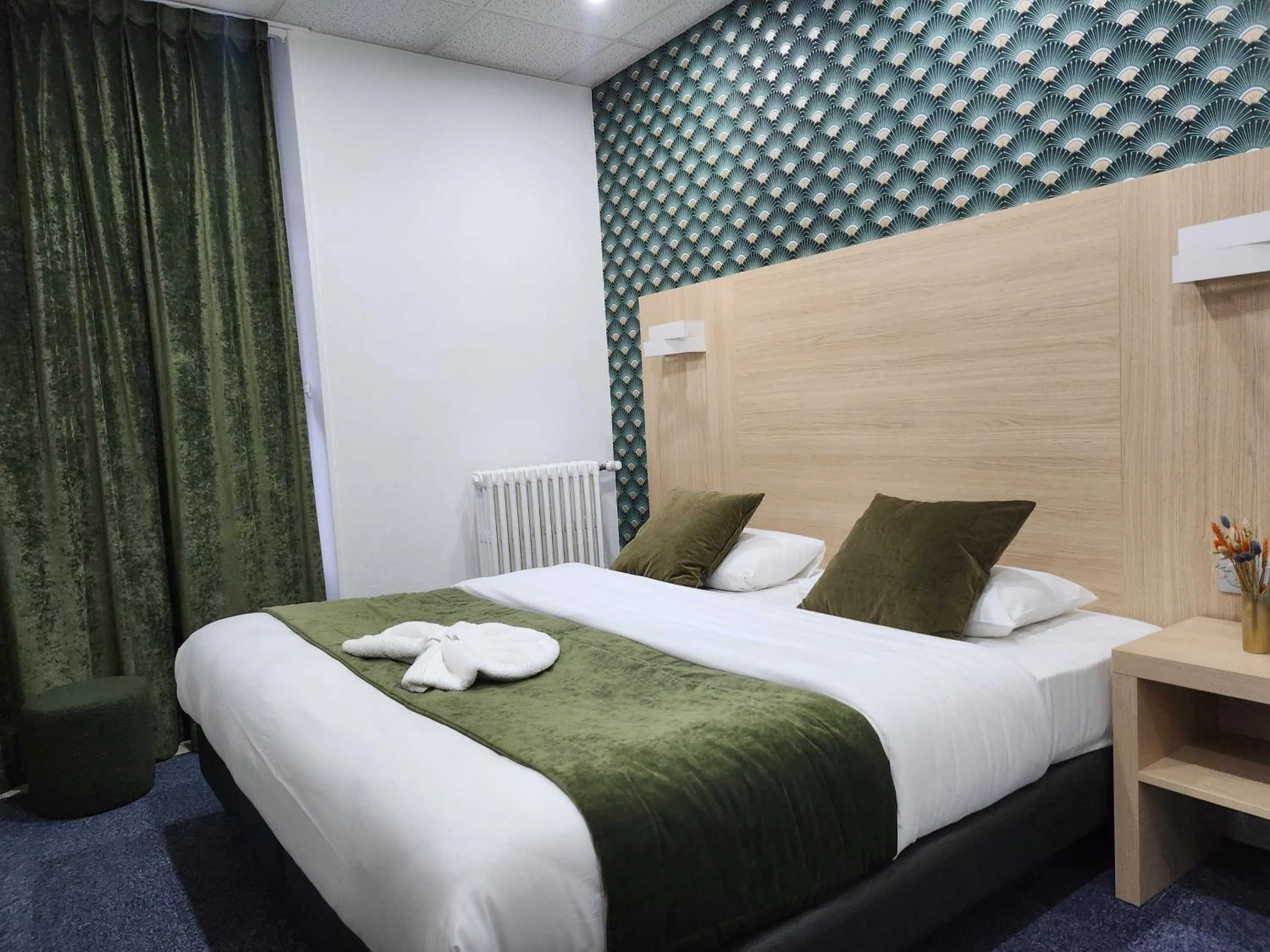 Bedroom, Bed in Hôtel Escurial - Centre Gare