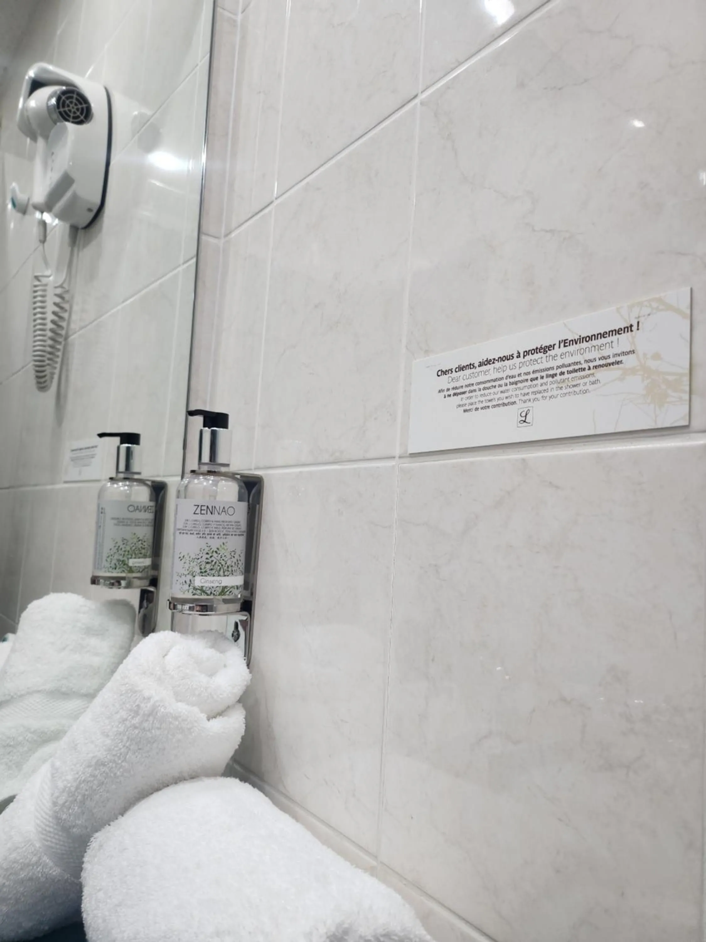 Bathroom in Hôtel Escurial - Centre Gare