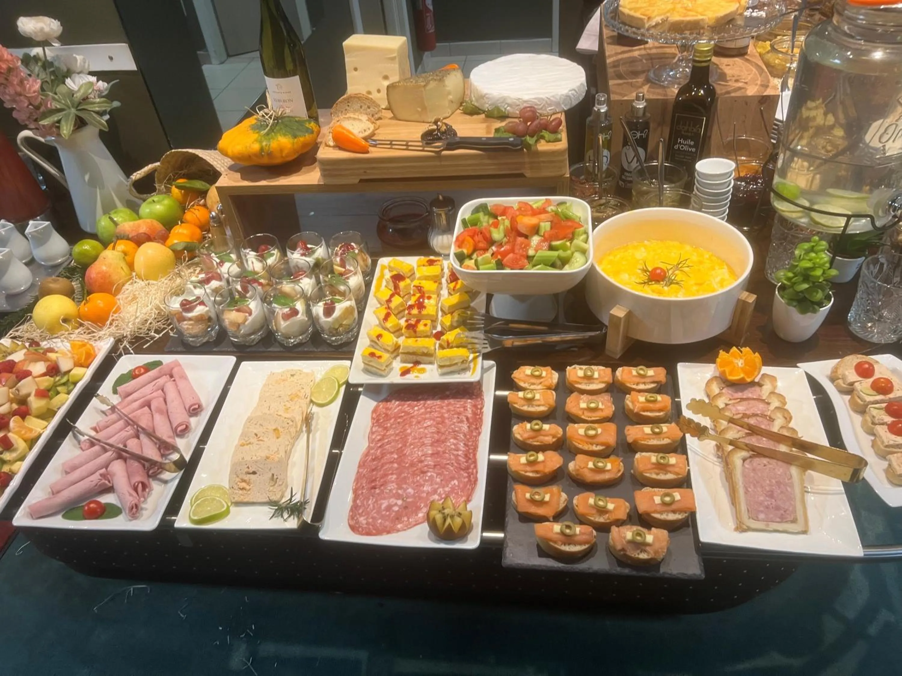 Food and drinks in Hôtel Escurial - Centre Gare