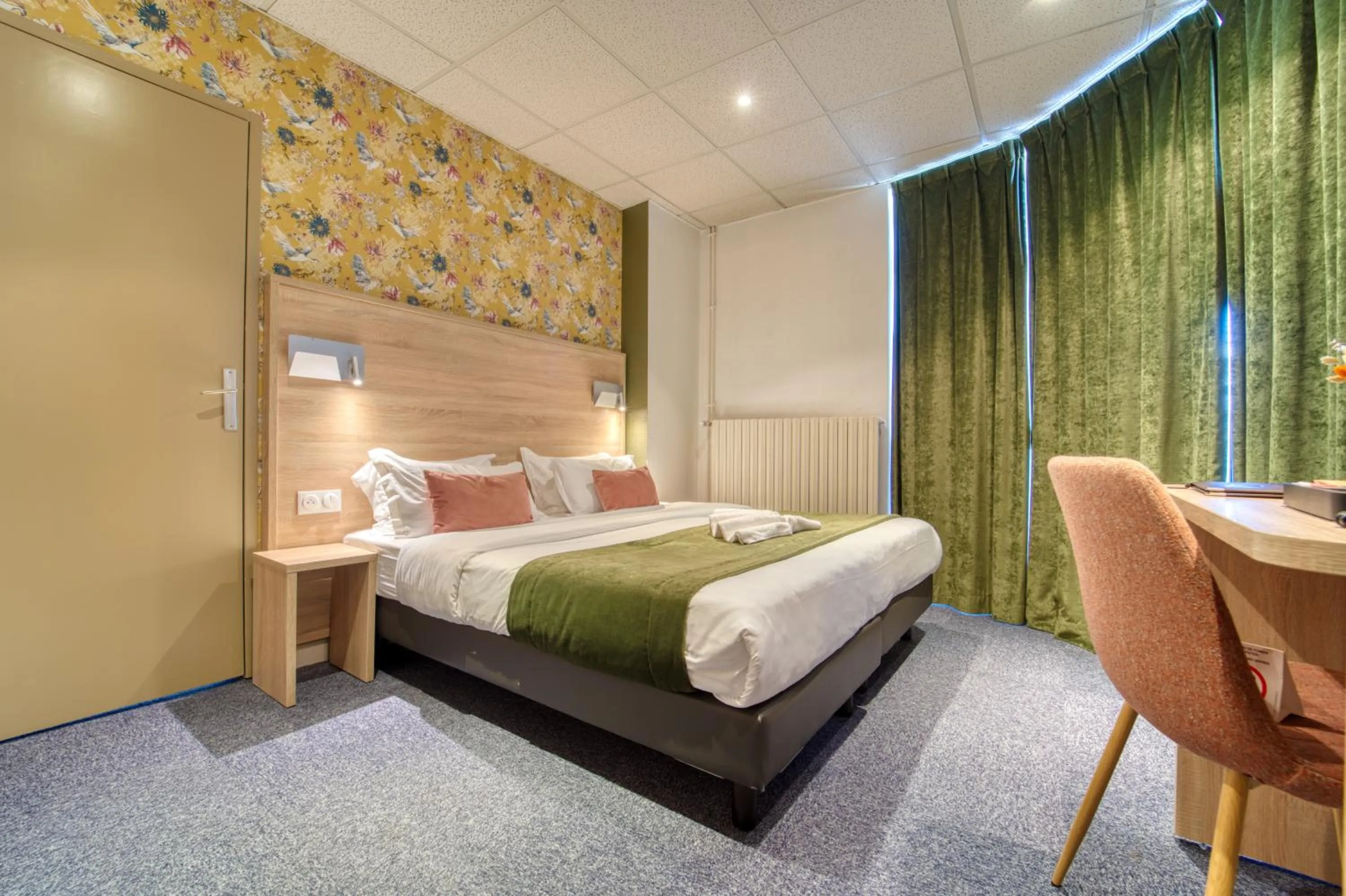 Bed in Hôtel Escurial - Centre Gare