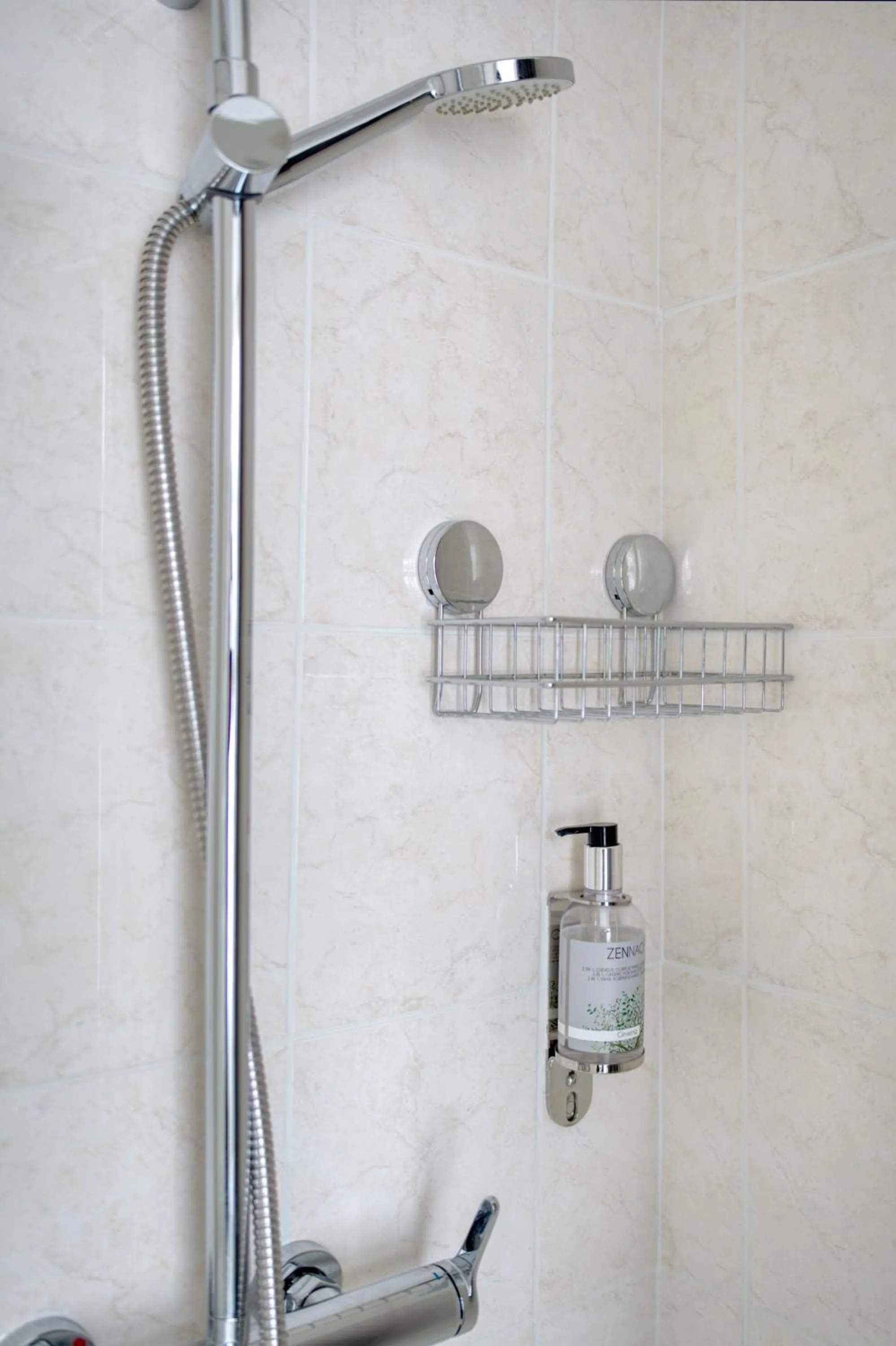Shower in Hôtel Escurial - Centre Gare