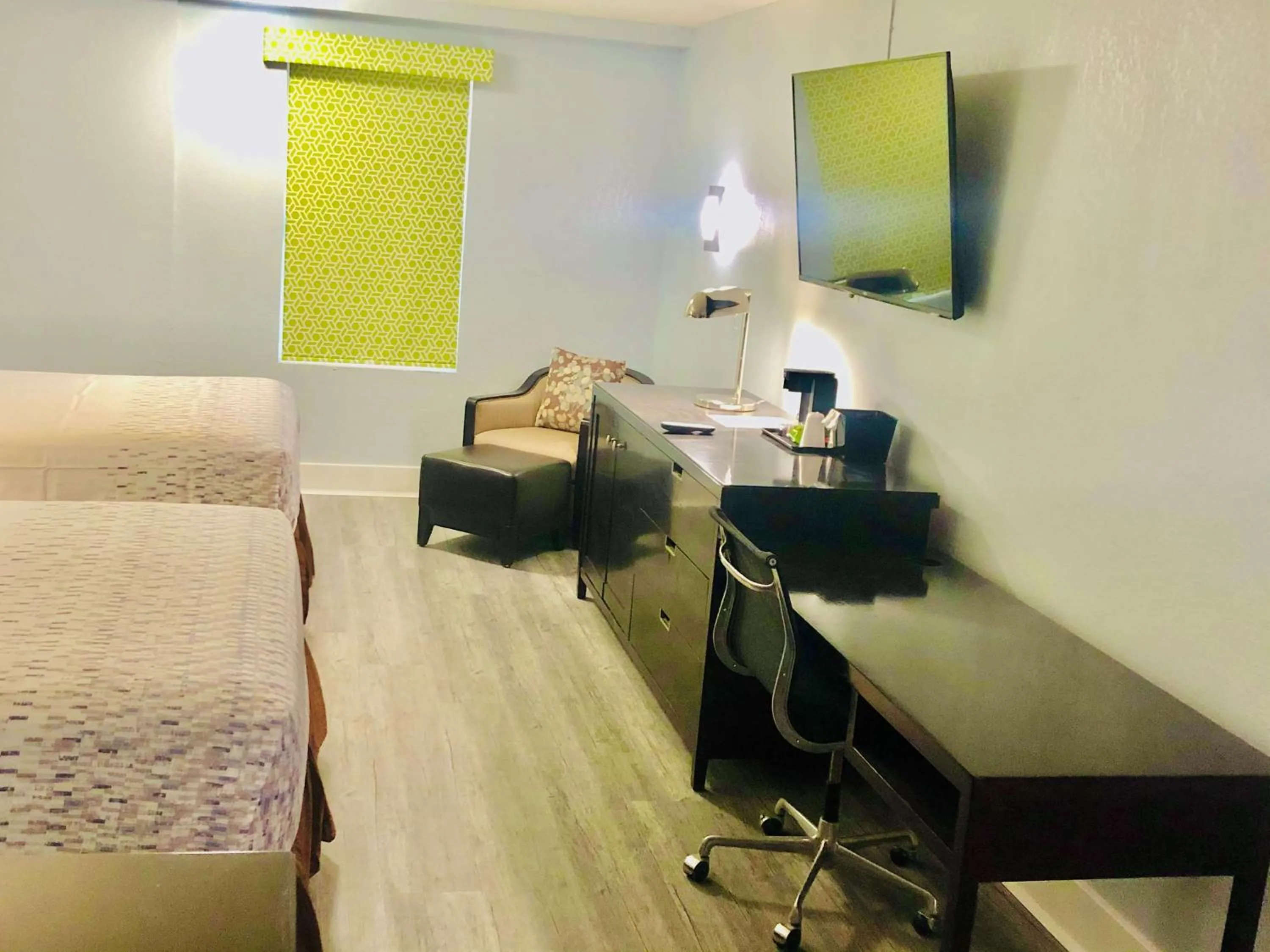 Photo of the whole room, Bed in Montgomery Inn & Suites