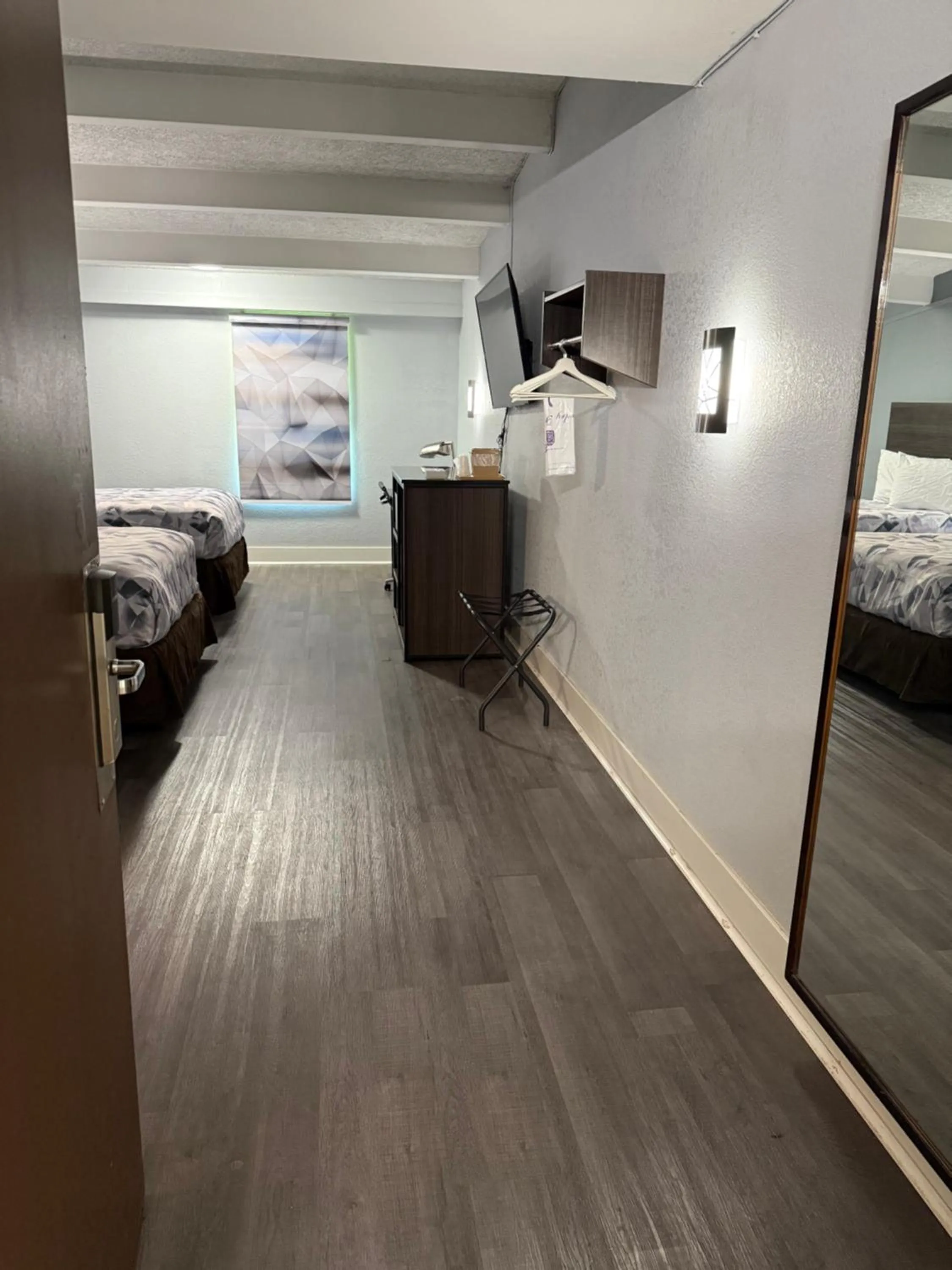 Bed in Econo Lodge Montgomery South I-65