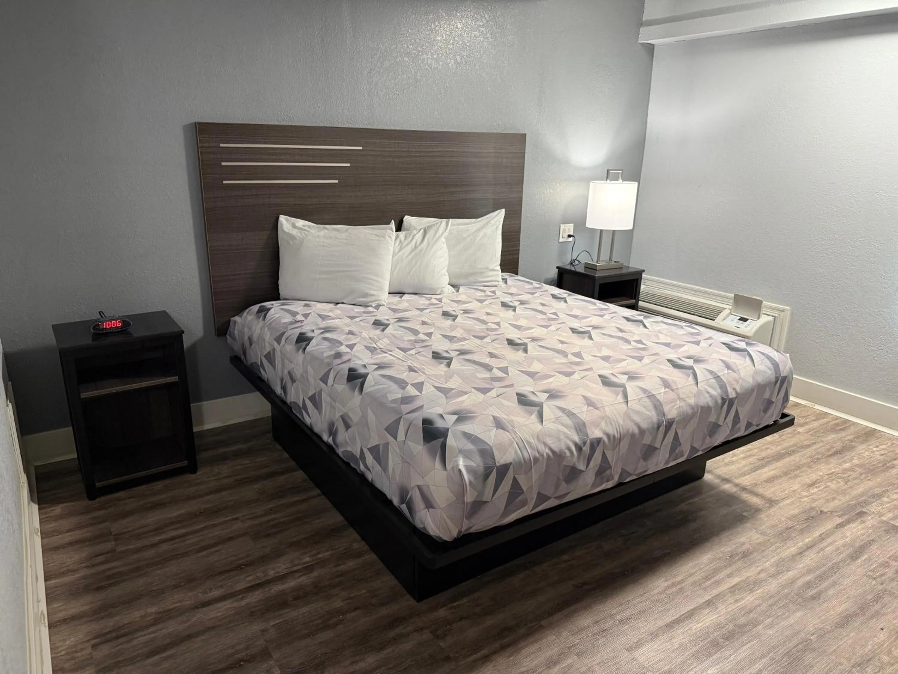 Photo of the whole room, Bed in Econo Lodge Montgomery South I-65