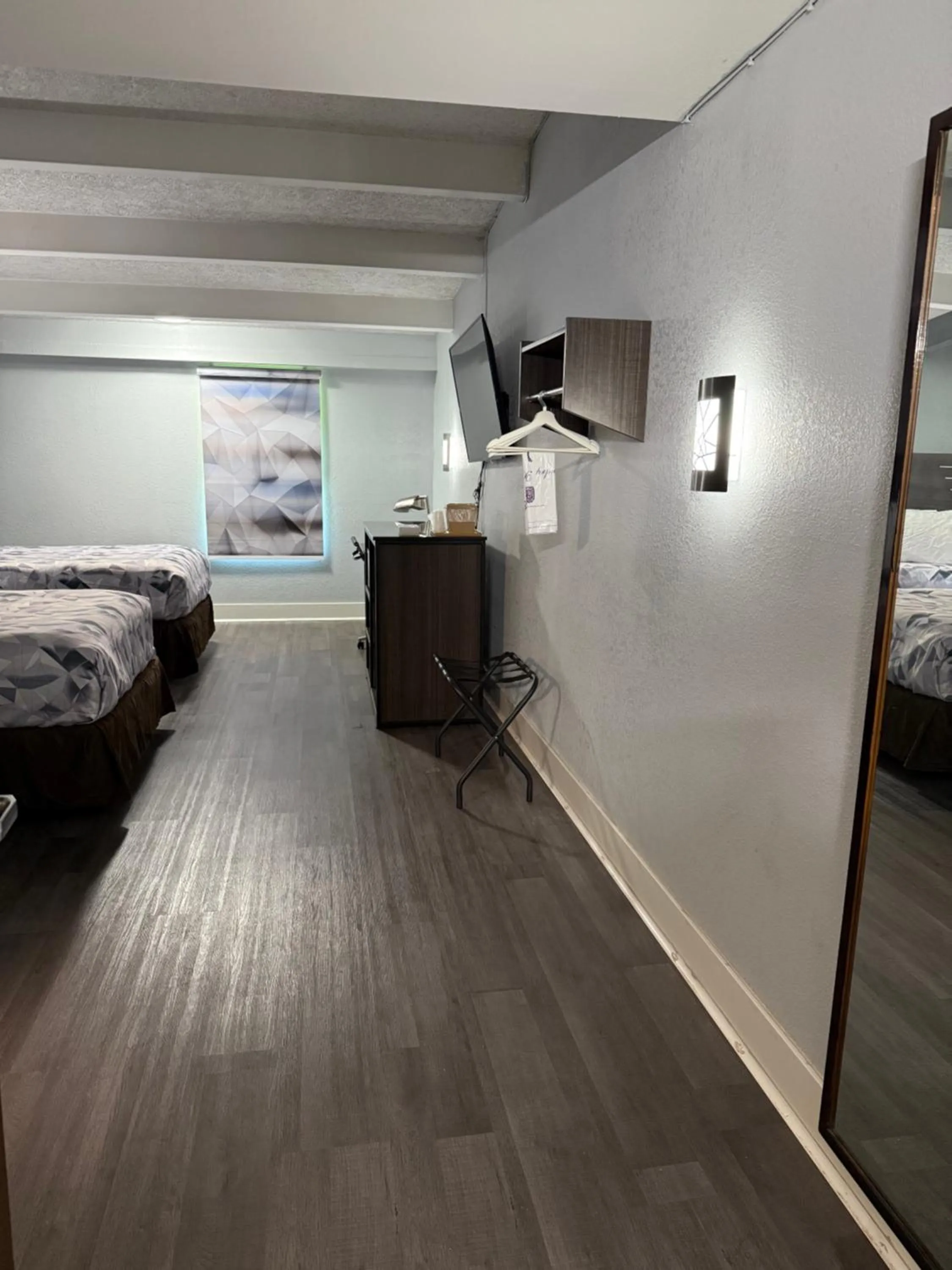 TV and multimedia, Bed in Econo Lodge Montgomery South I-65