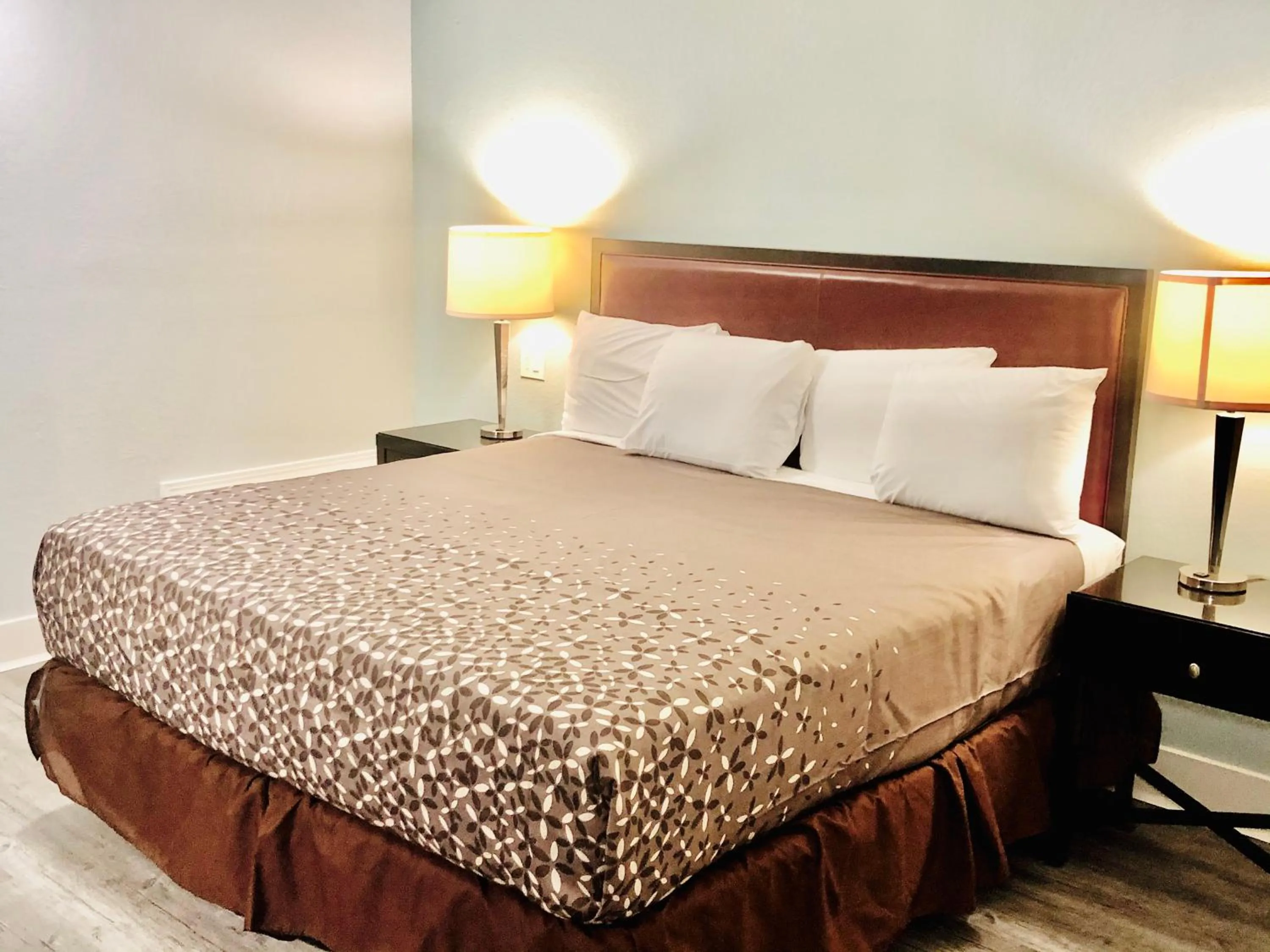 Bed in Montgomery Inn & Suites