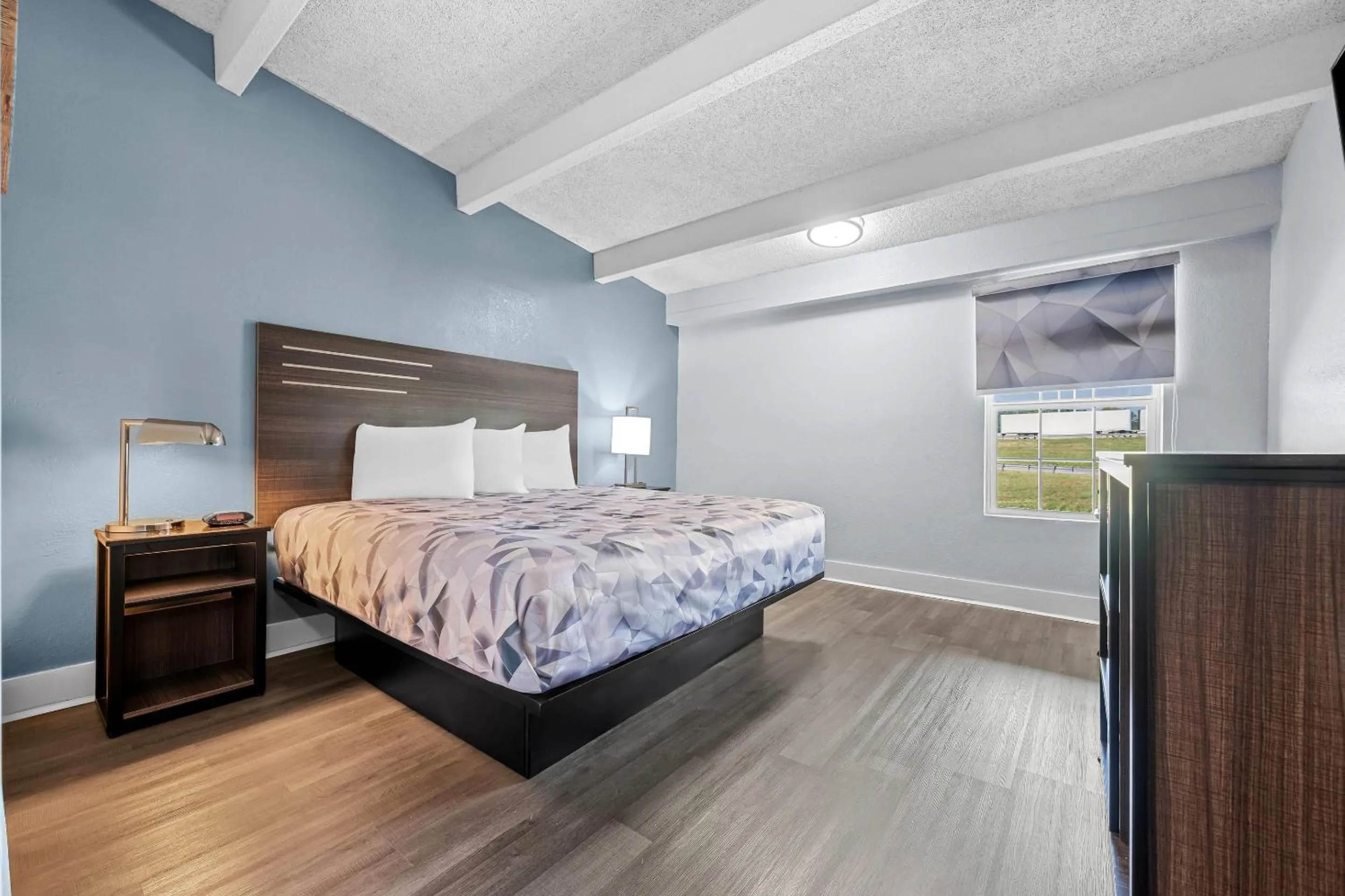 Bedroom, Bed in Econo Lodge Montgomery South I-65