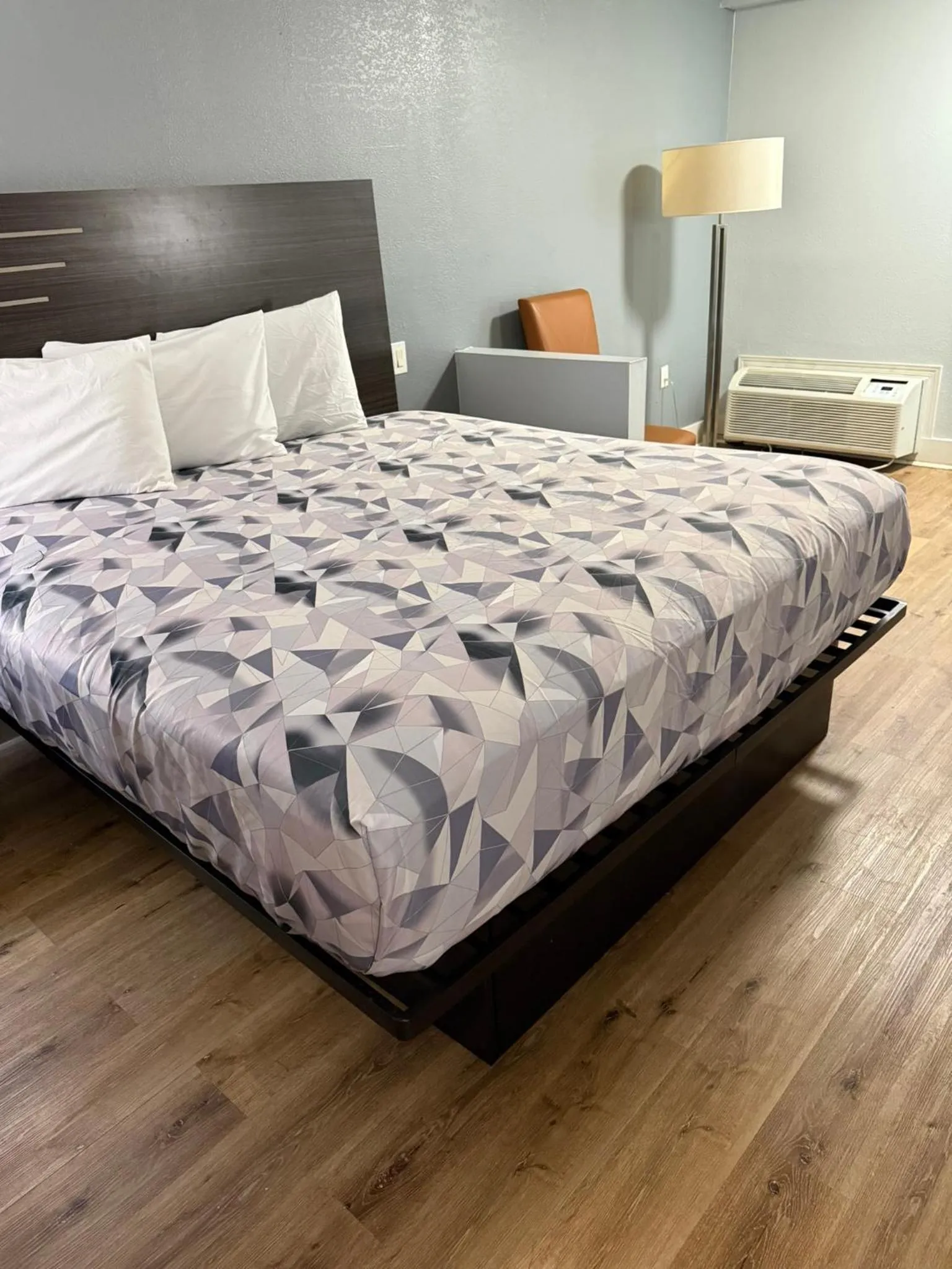 Bed in Econo Lodge Montgomery South I-65