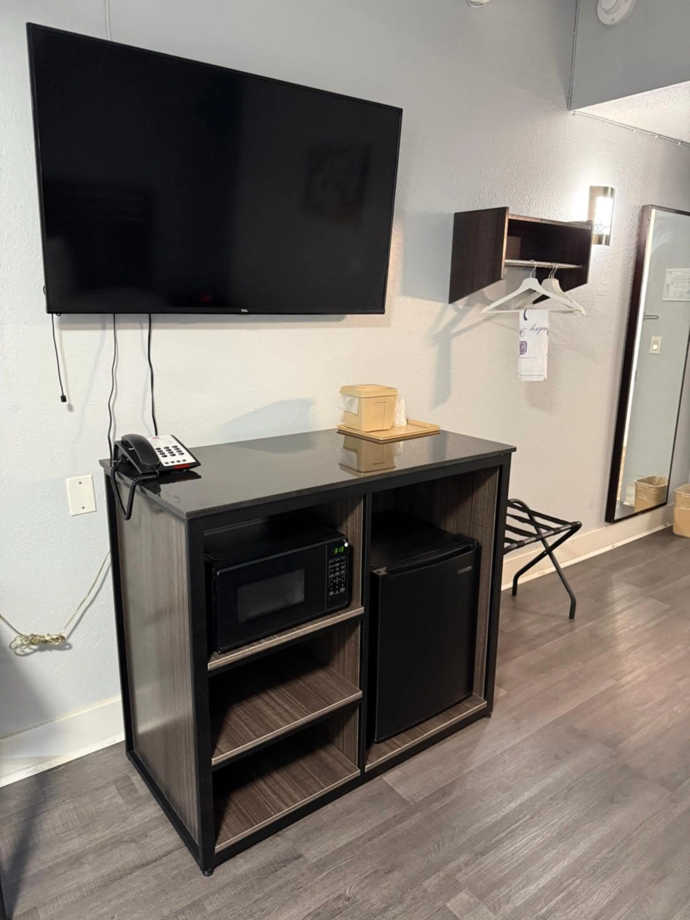 TV and multimedia in Econo Lodge Montgomery South I-65