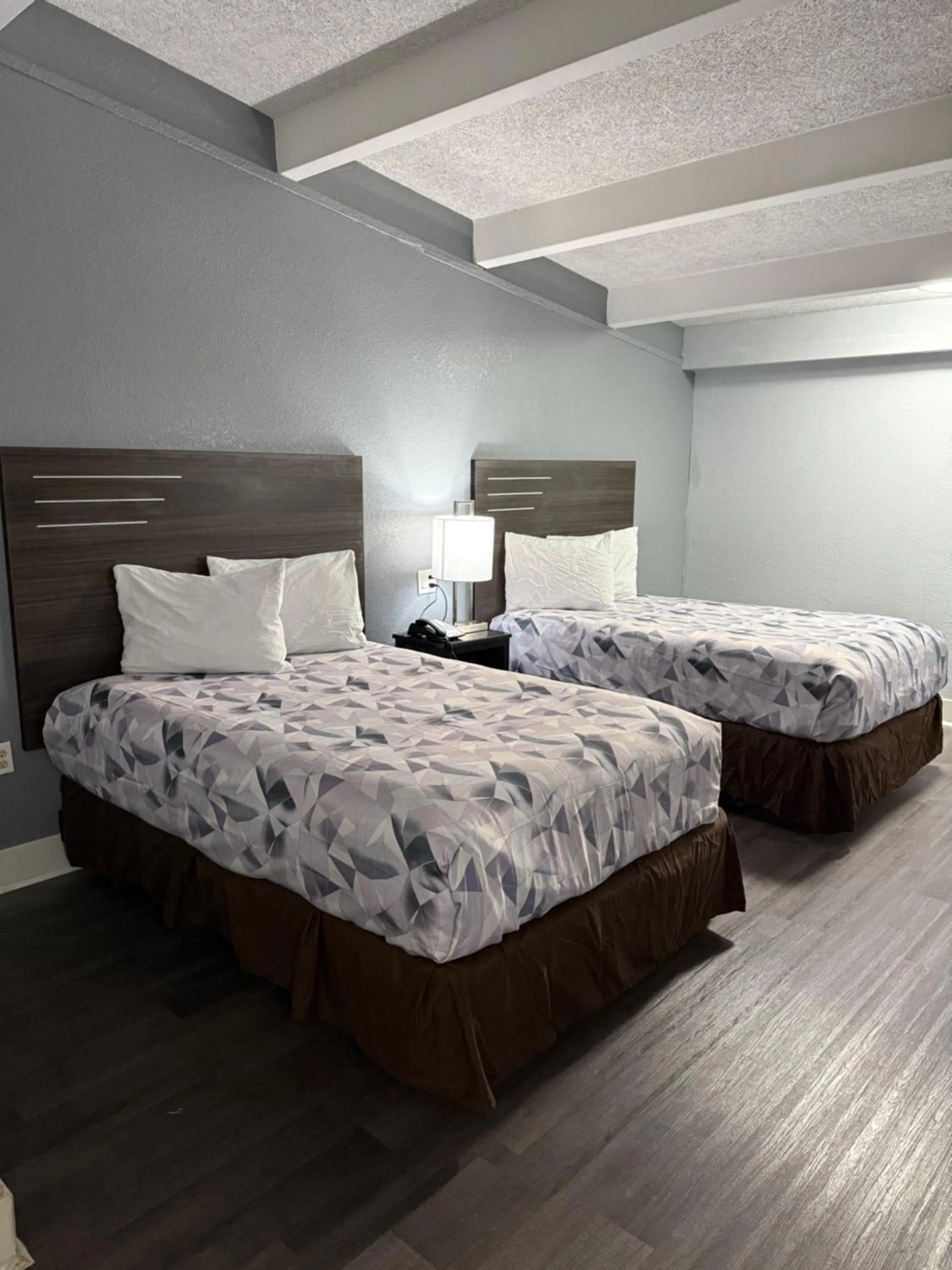 Bed in Econo Lodge Montgomery South I-65