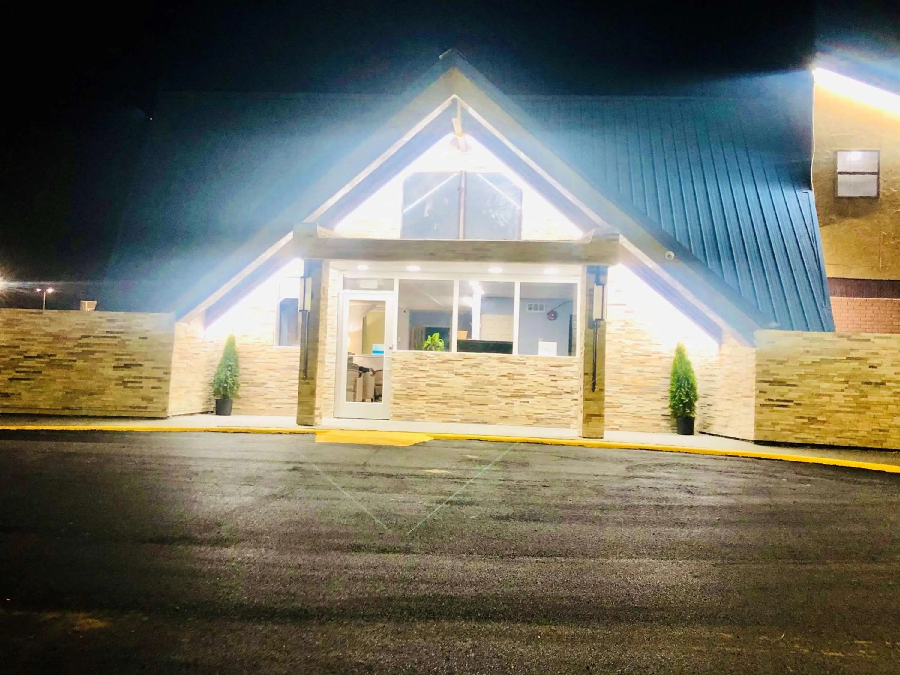 Property building in Montgomery Inn & Suites