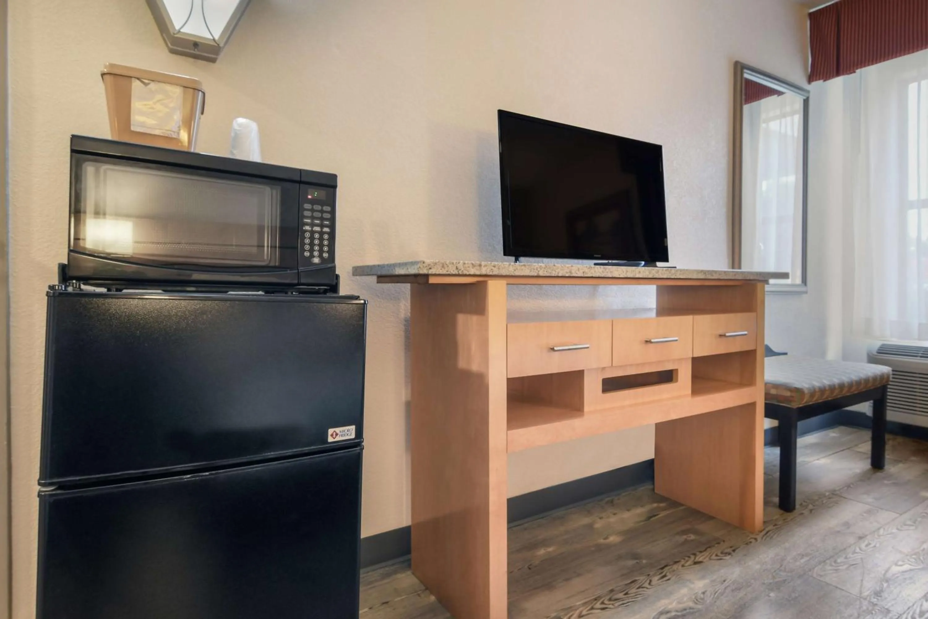 Bedroom, TV/Entertainment Center in SureStay Plus Hotel by Best Western Tarboro