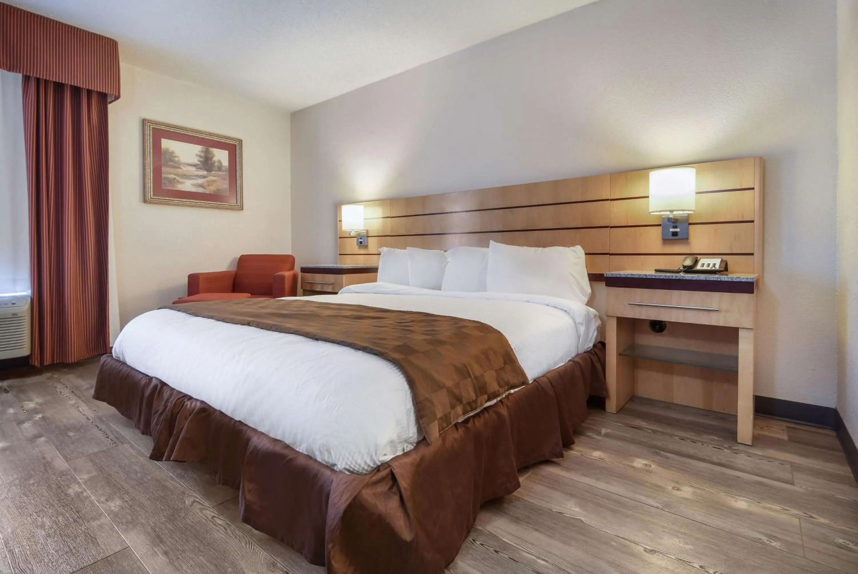Bedroom in SureStay Plus Hotel by Best Western Tarboro