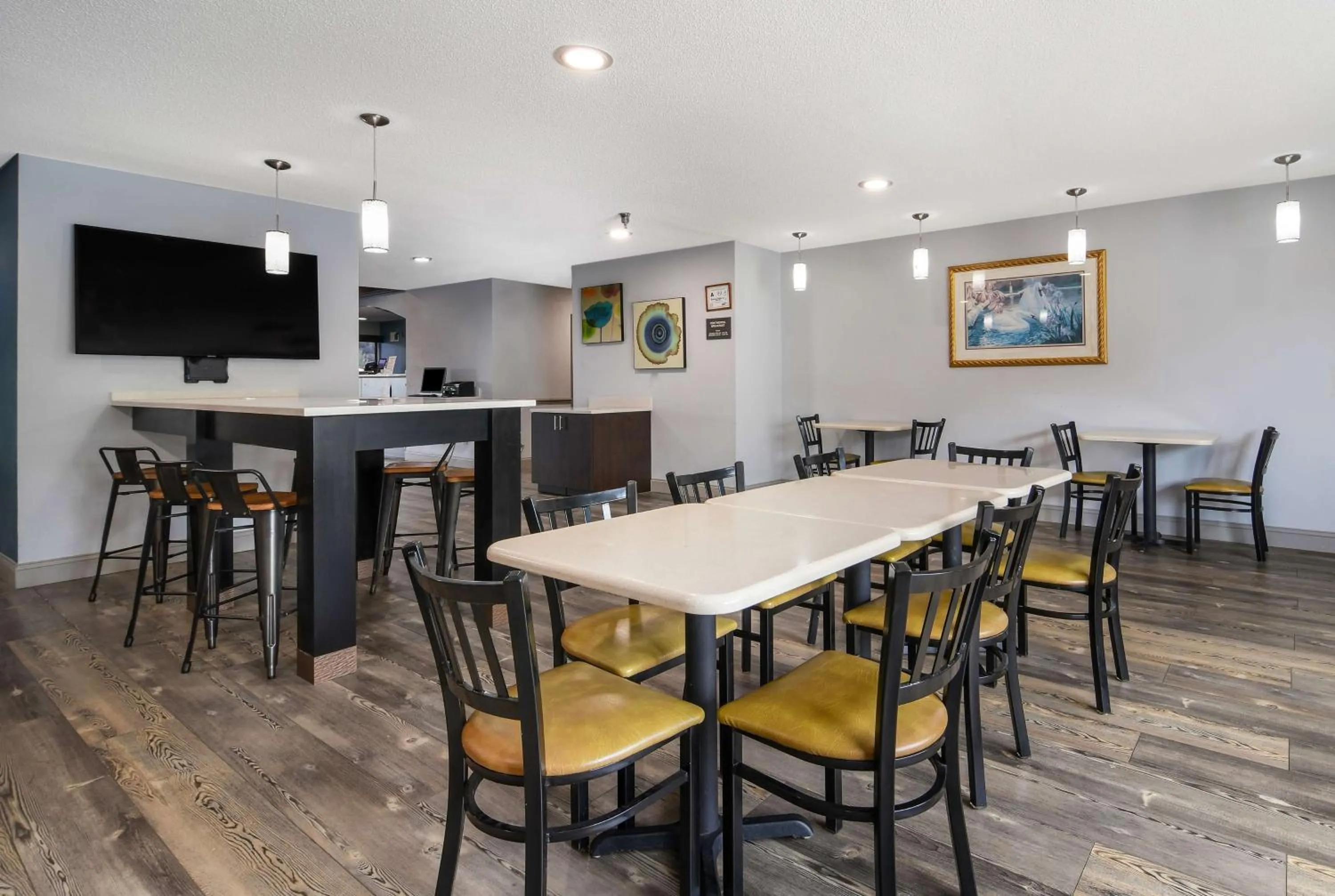 Restaurant/Places to Eat in SureStay Plus Hotel by Best Western Tarboro