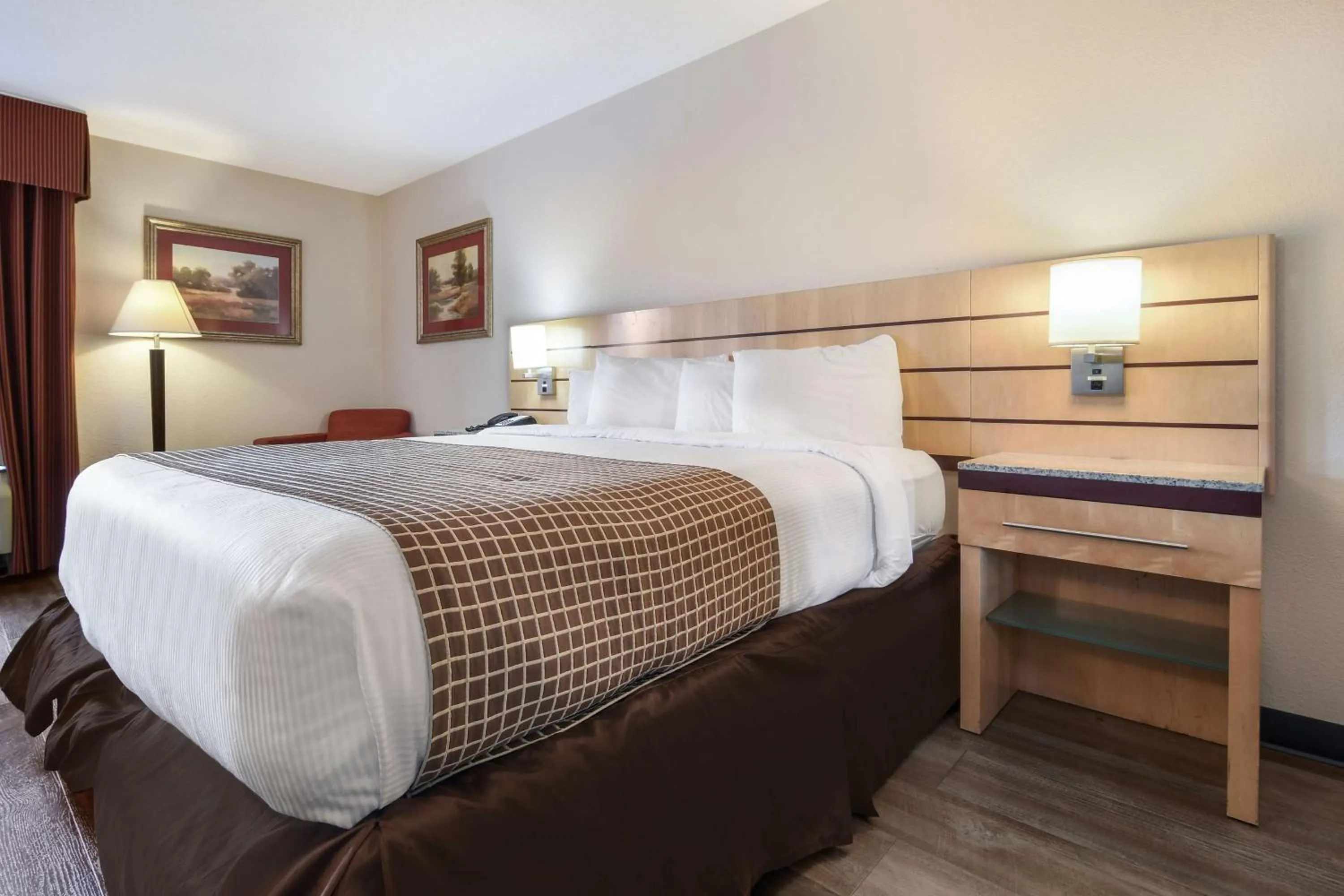 Bedroom in SureStay Plus Hotel by Best Western Tarboro