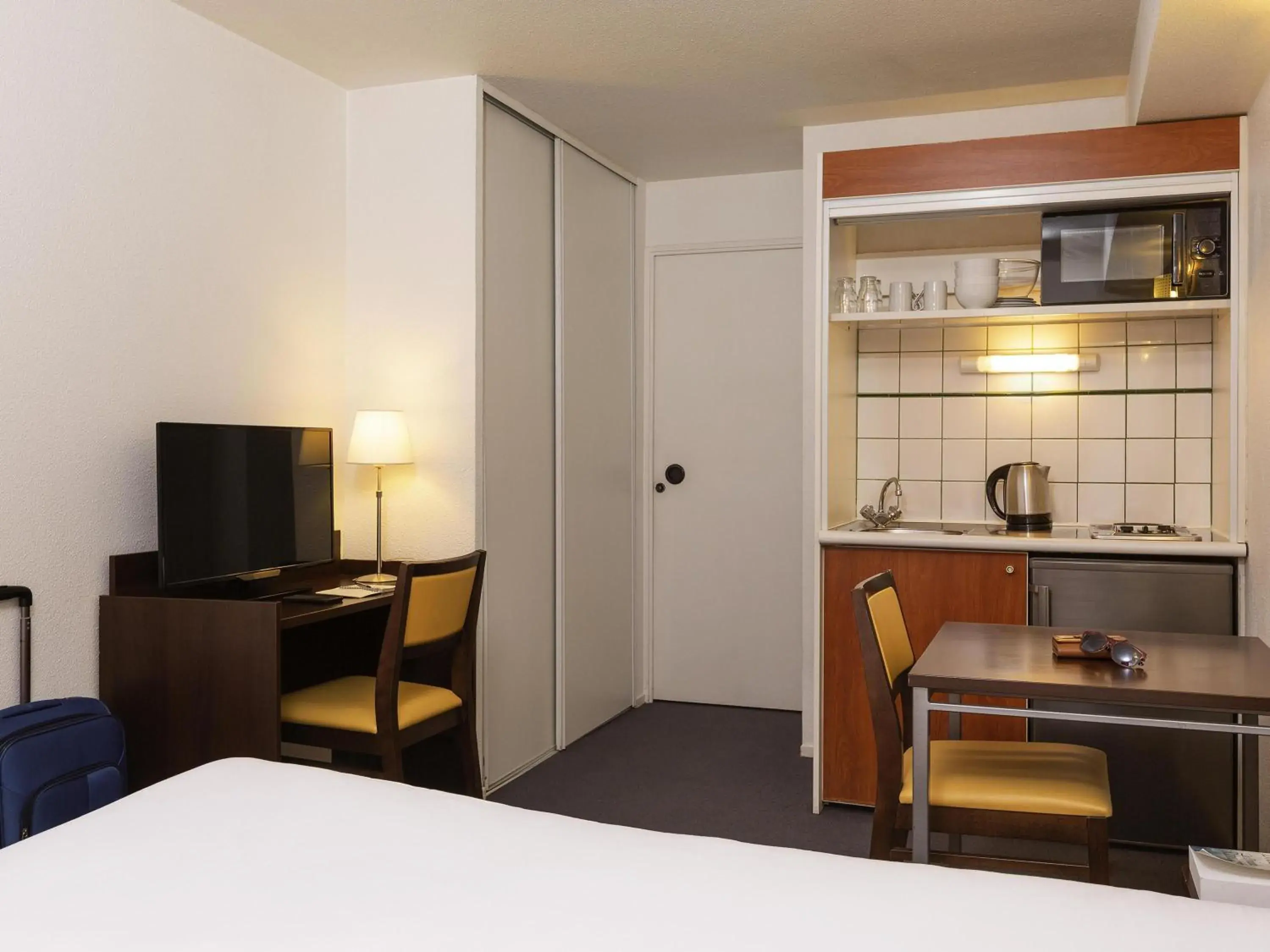 Property building, Bed in Aparthotel Adagio Access La Défense - Léonard De Vinci Property building, Bed in Aparthotel Adagio Access La Défense - Léonard De Vinci