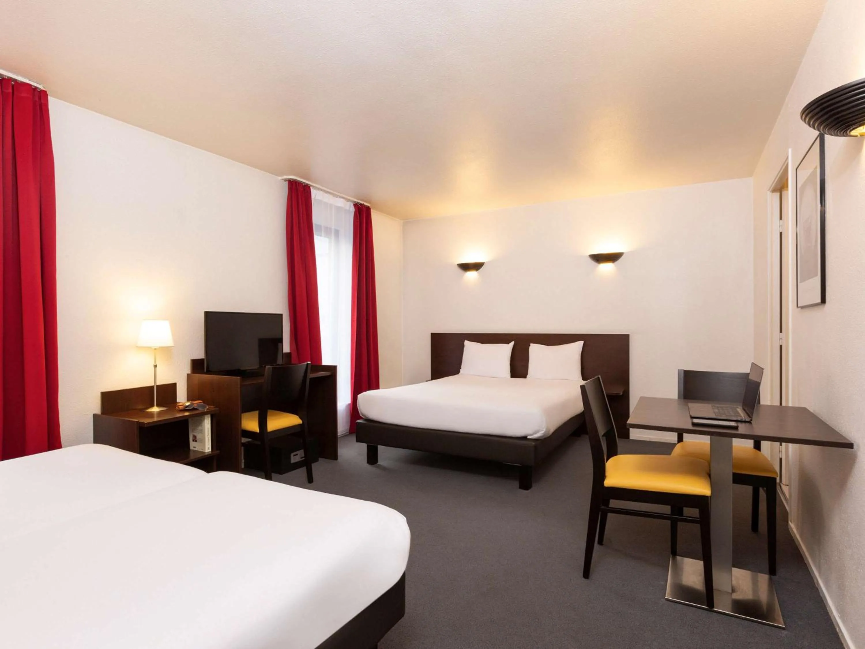 Photo of the whole room, Bed in Aparthotel Adagio Access La Défense - Léonard De Vinci