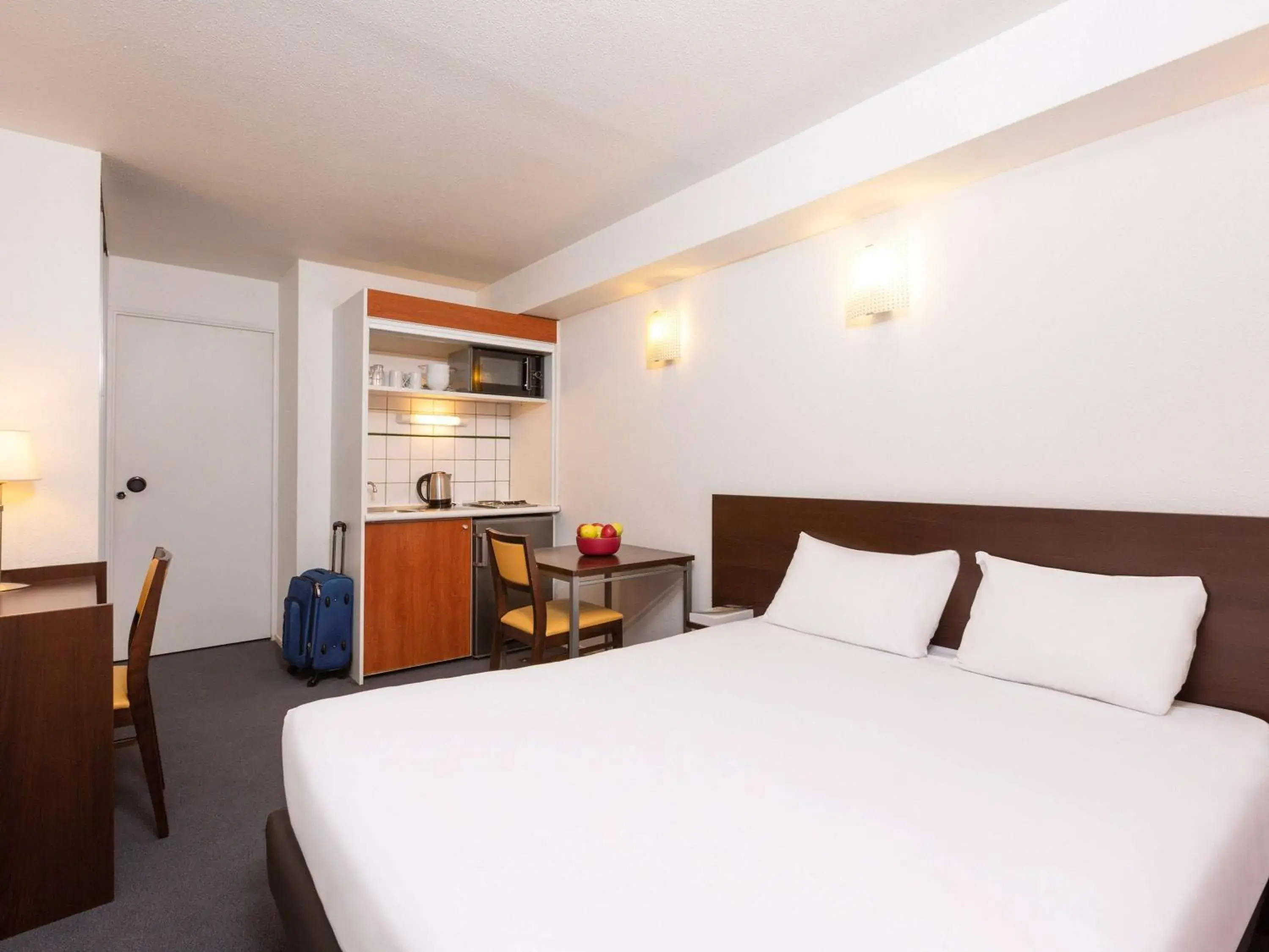 Property building, Bed in Aparthotel Adagio Access La Défense - Léonard De Vinci Property building, Bed in Aparthotel Adagio Access La Défense - Léonard De Vinci