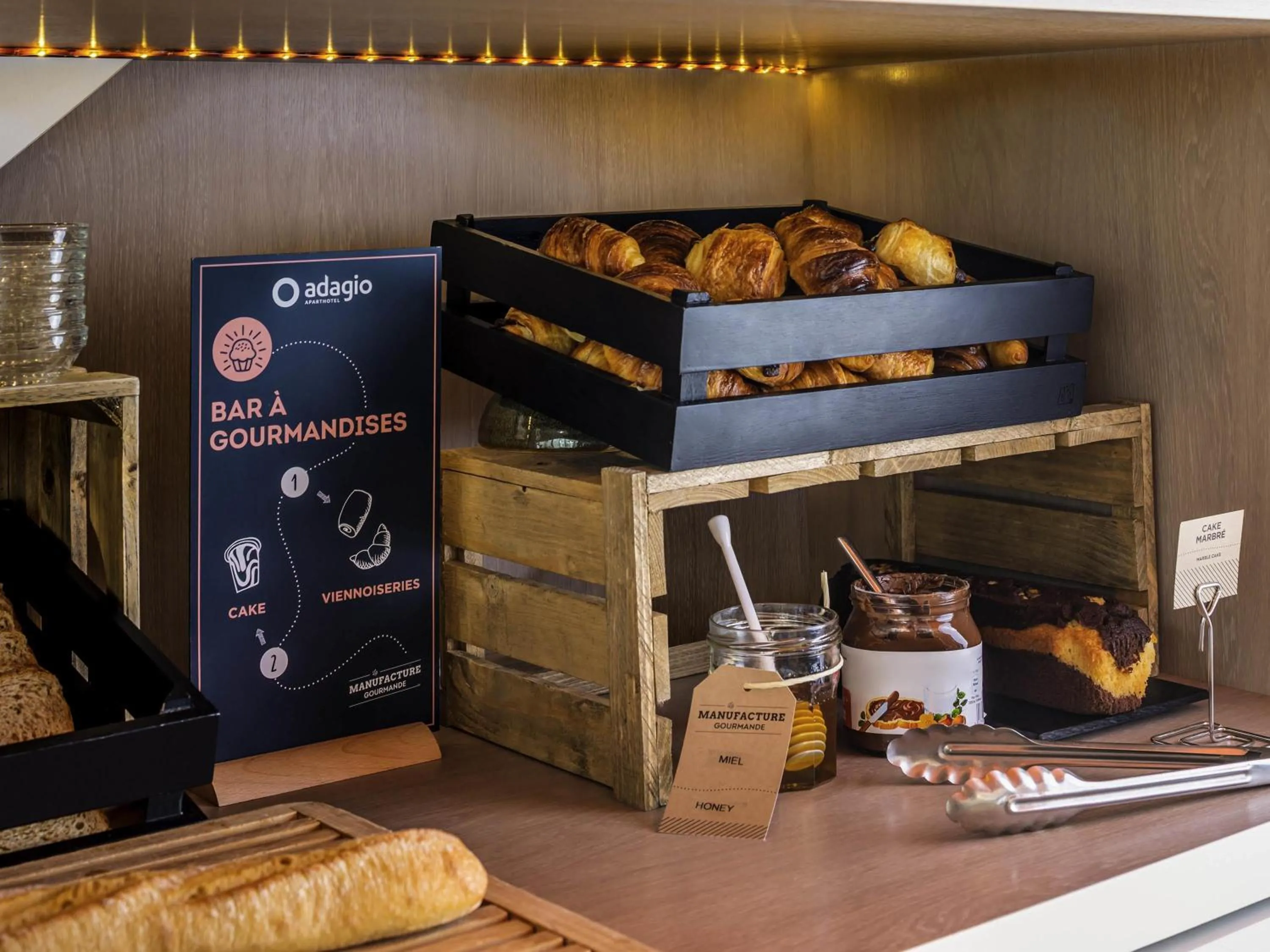 Breakfast in Aparthotel Adagio Access La Défense - Léonard De Vinci