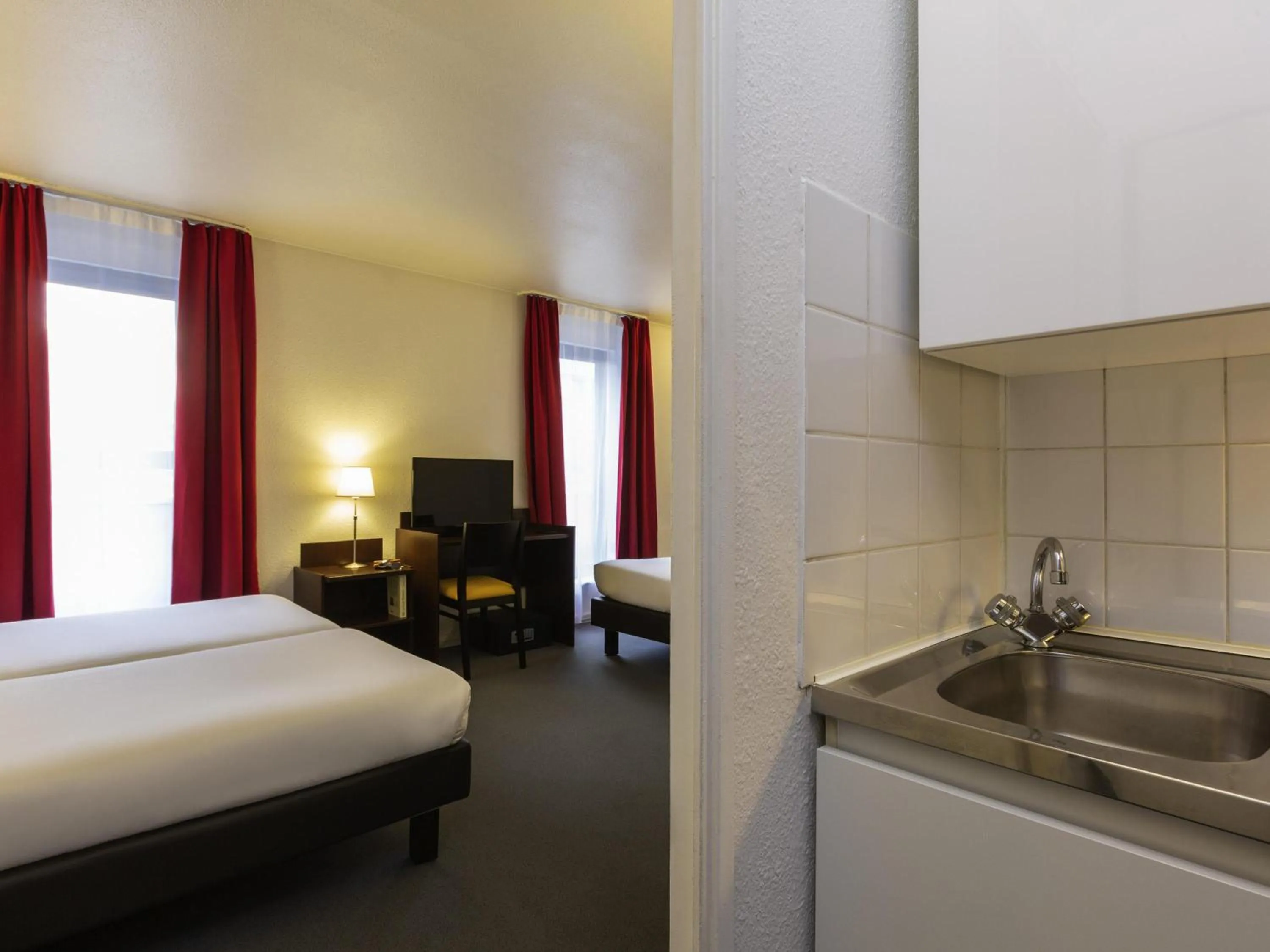 Bedroom, Bed in Aparthotel Adagio Access La Défense - Léonard De Vinci