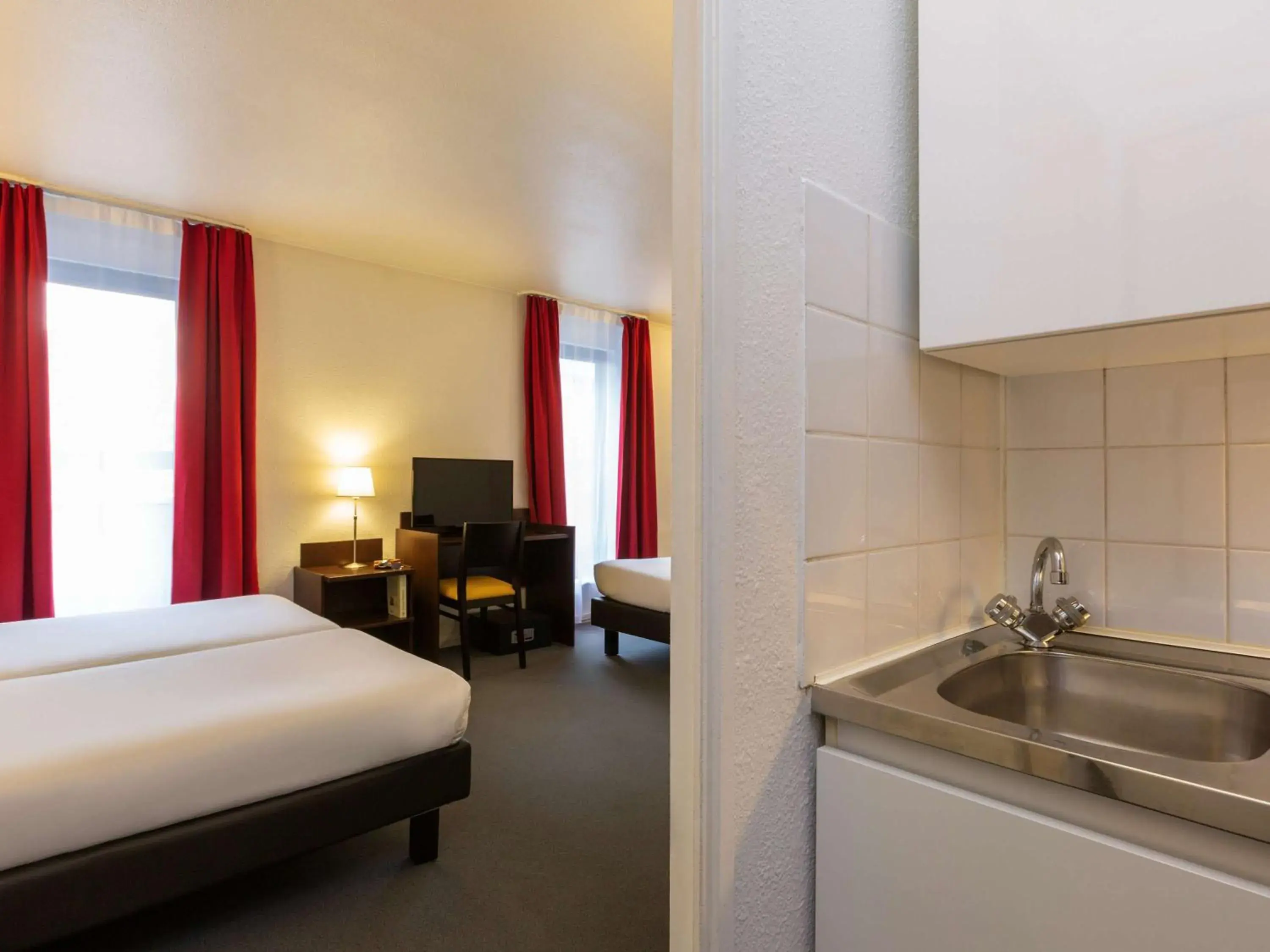 Photo of the whole room, Bed in Aparthotel Adagio Access La Défense - Léonard De Vinci Photo of the whole room, Bed in Aparthotel Adagio Access La Défense - Léonard De Vinci