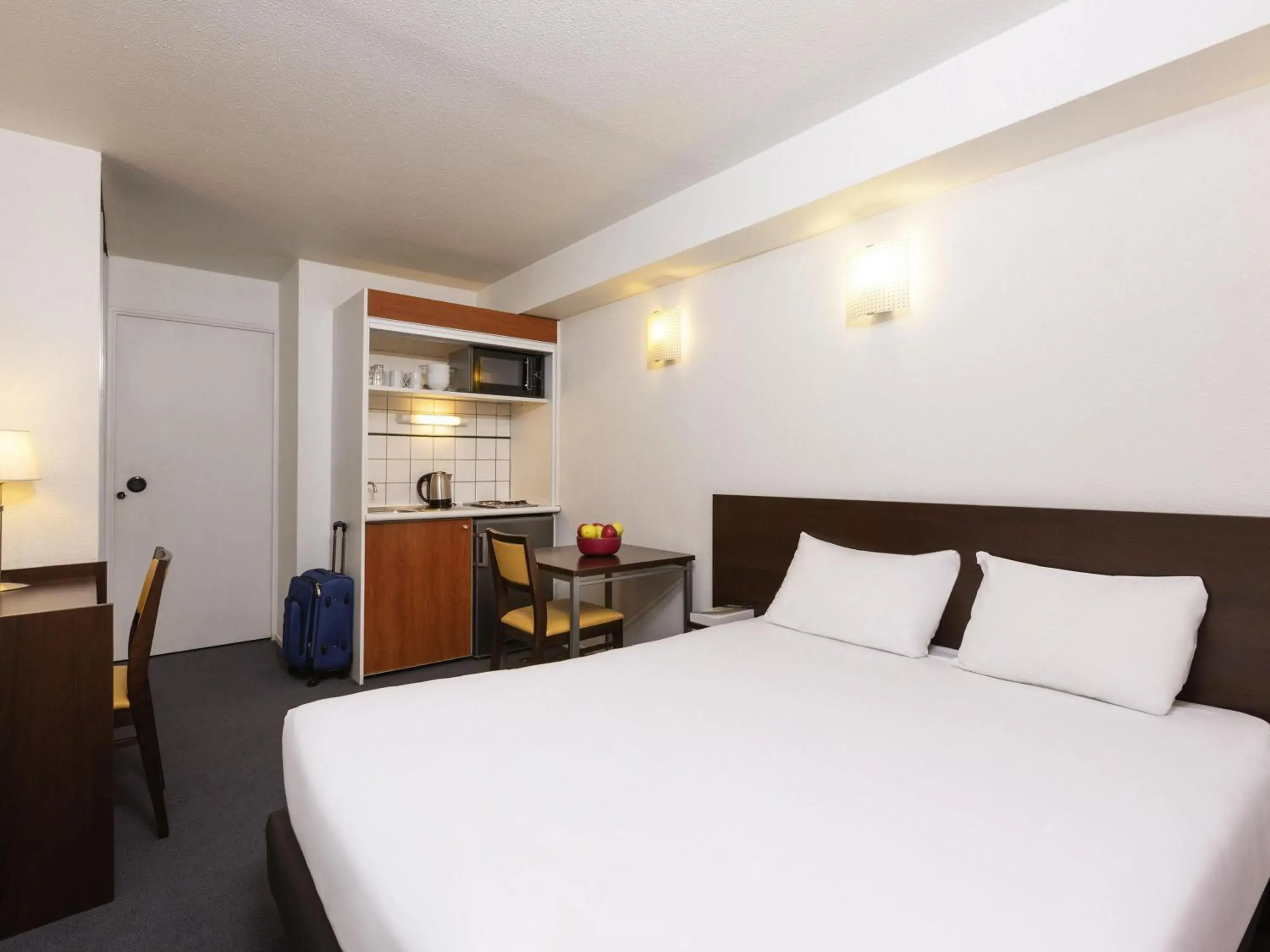 Property building, Bed in Aparthotel Adagio Access La Défense - Léonard De Vinci Property building, Bed in Aparthotel Adagio Access La Défense - Léonard De Vinci