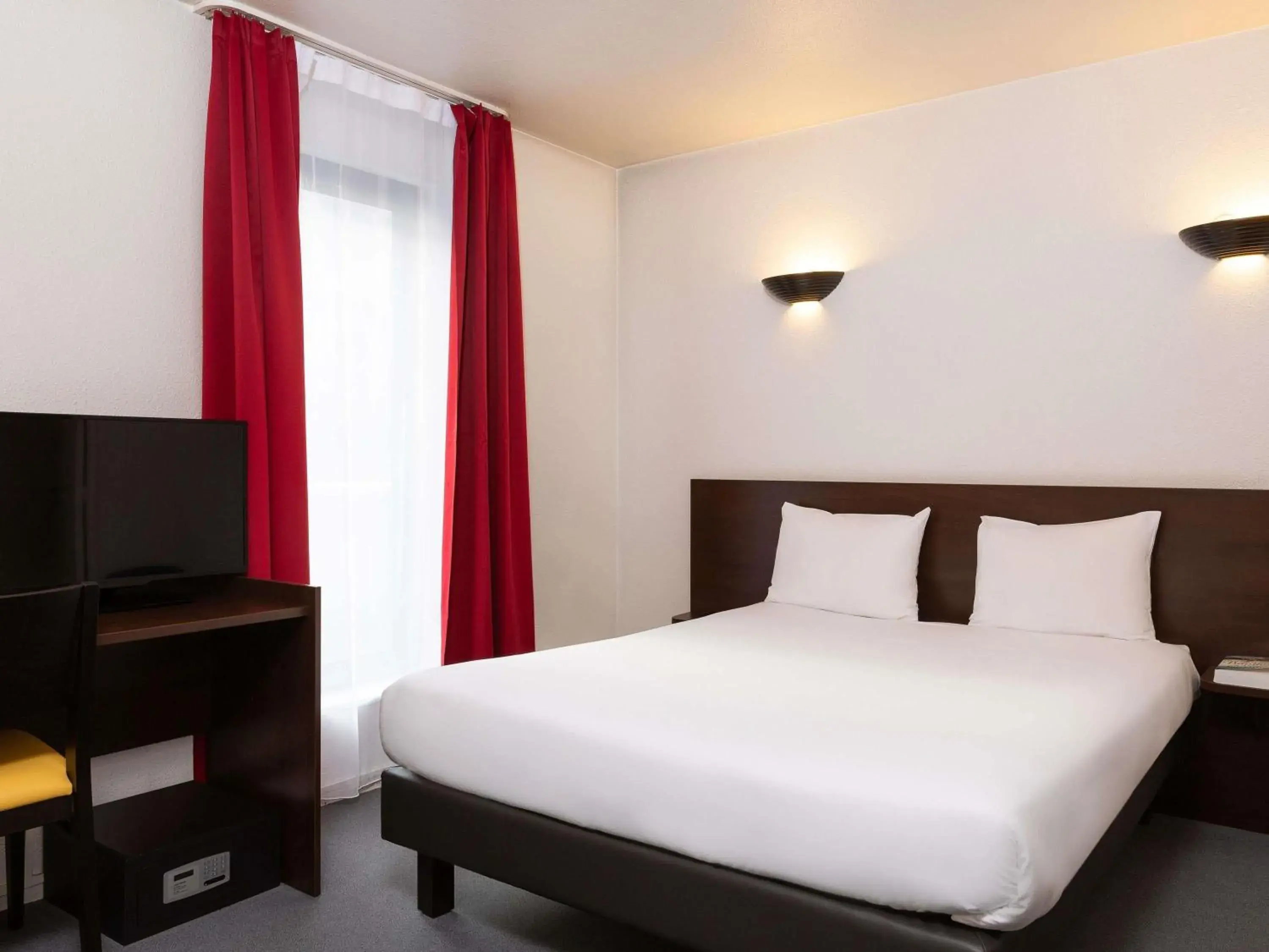 Bedroom, Bed in Aparthotel Adagio Access La Défense - Léonard De Vinci Bedroom, Bed in Aparthotel Adagio Access La Défense - Léonard De Vinci