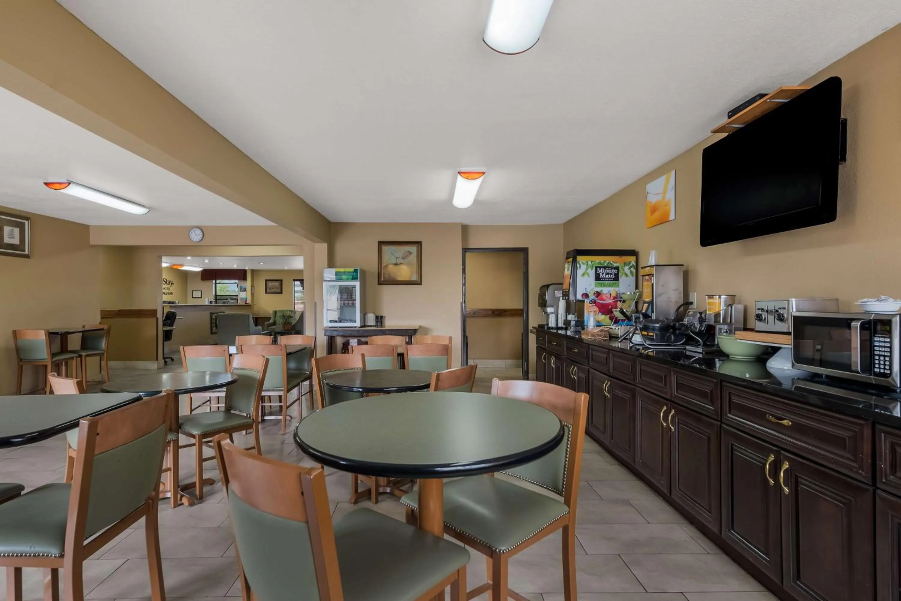 Breakfast in SureStay Plus Hotel by Best Western Silver City